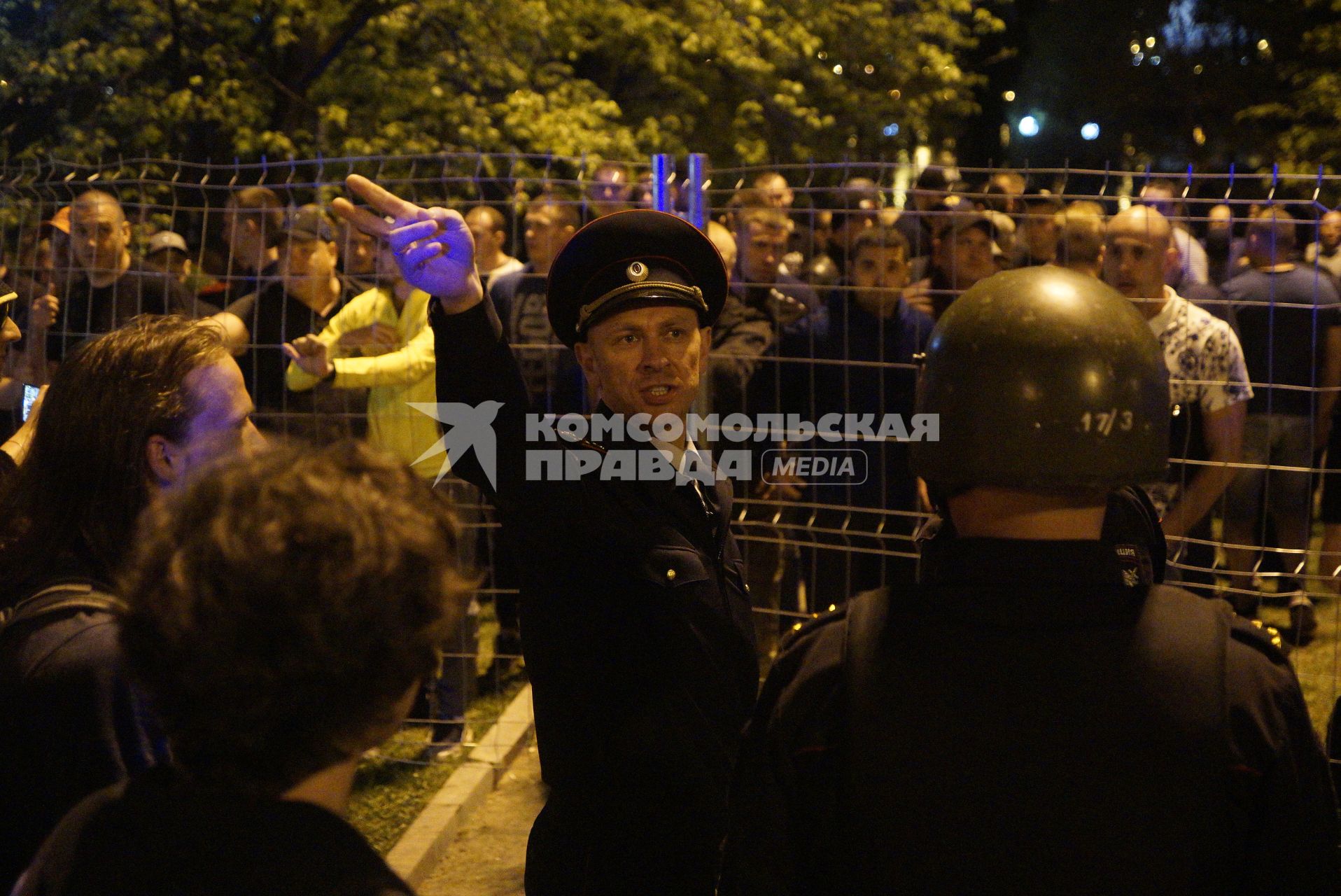 Екатеринбург. Сквер у Драмтеатра. Первый день протестов горожан против строительства  храма святой Екатерины. На месте этого сквера к 2023 году планируется построить храм святой Екатерины. В ночь на 13 мая был установлен забор вокруг сквера, что вызвало волну протестов горожан