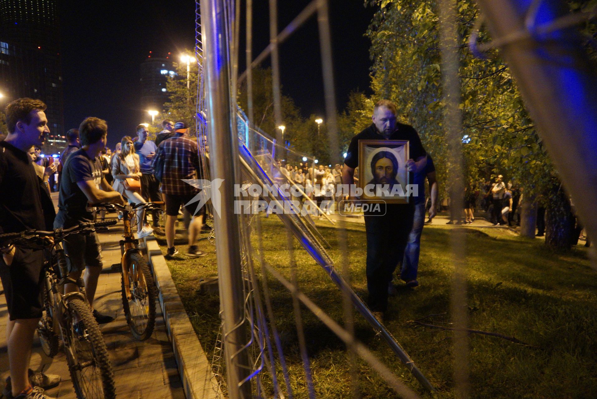 Екатеринбург. Сквер у Драмтеатра. Первый день протестов горожан против строительства  храма святой Екатерины. На месте этого сквера к 2023 году планируется построить храм святой Екатерины. В ночь на 13 мая был установлен забор вокруг сквера, что вызвало волну протестов горожан