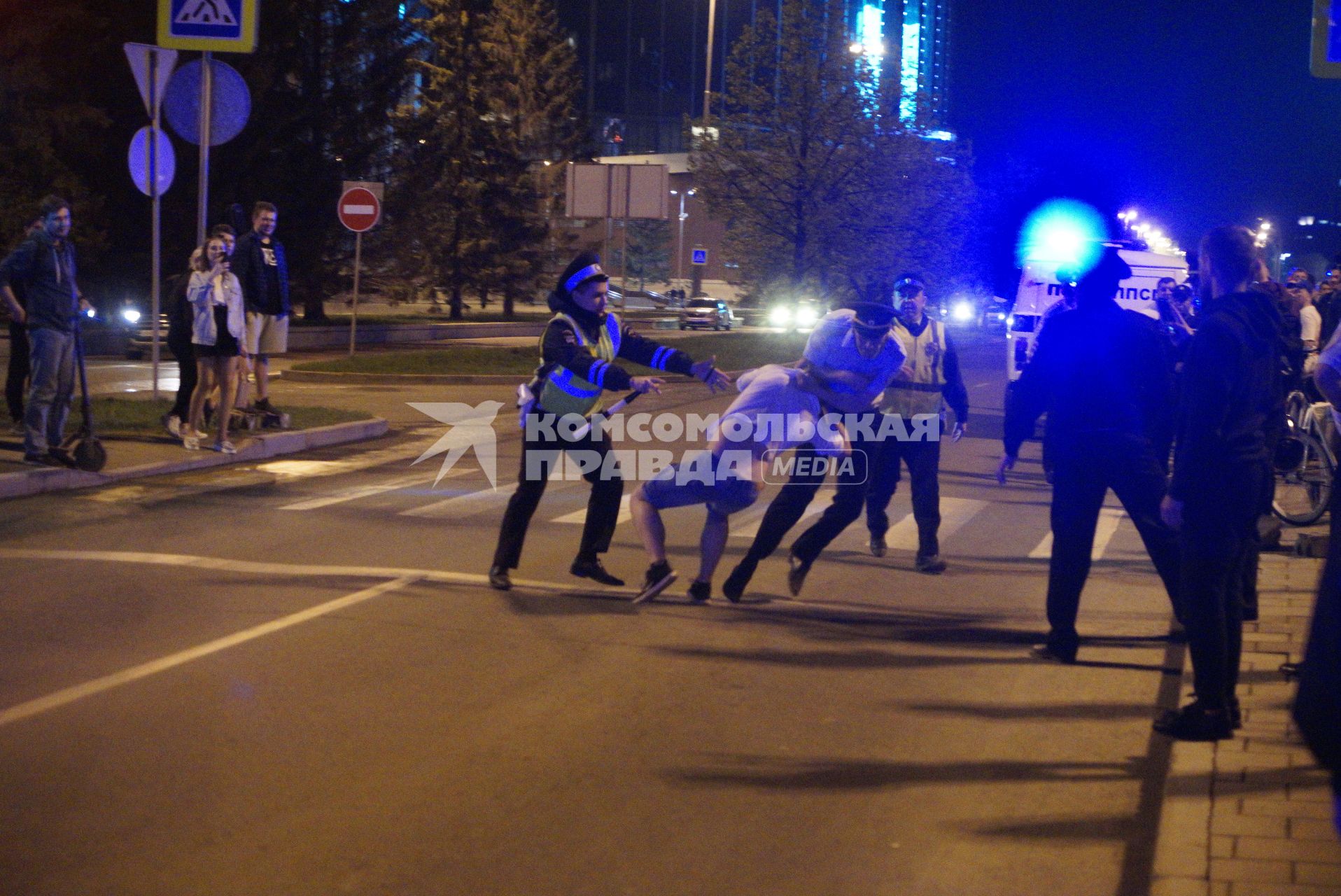 Екатеринбург. Сквер у Драмтеатра. Первый день протестов горожан против строительства  храма святой Екатерины. На месте этого сквера к 2023 году планируется построить храм святой Екатерины. В ночь на 13 мая был установлен забор вокруг сквера, что вызвало волну протестов горожан