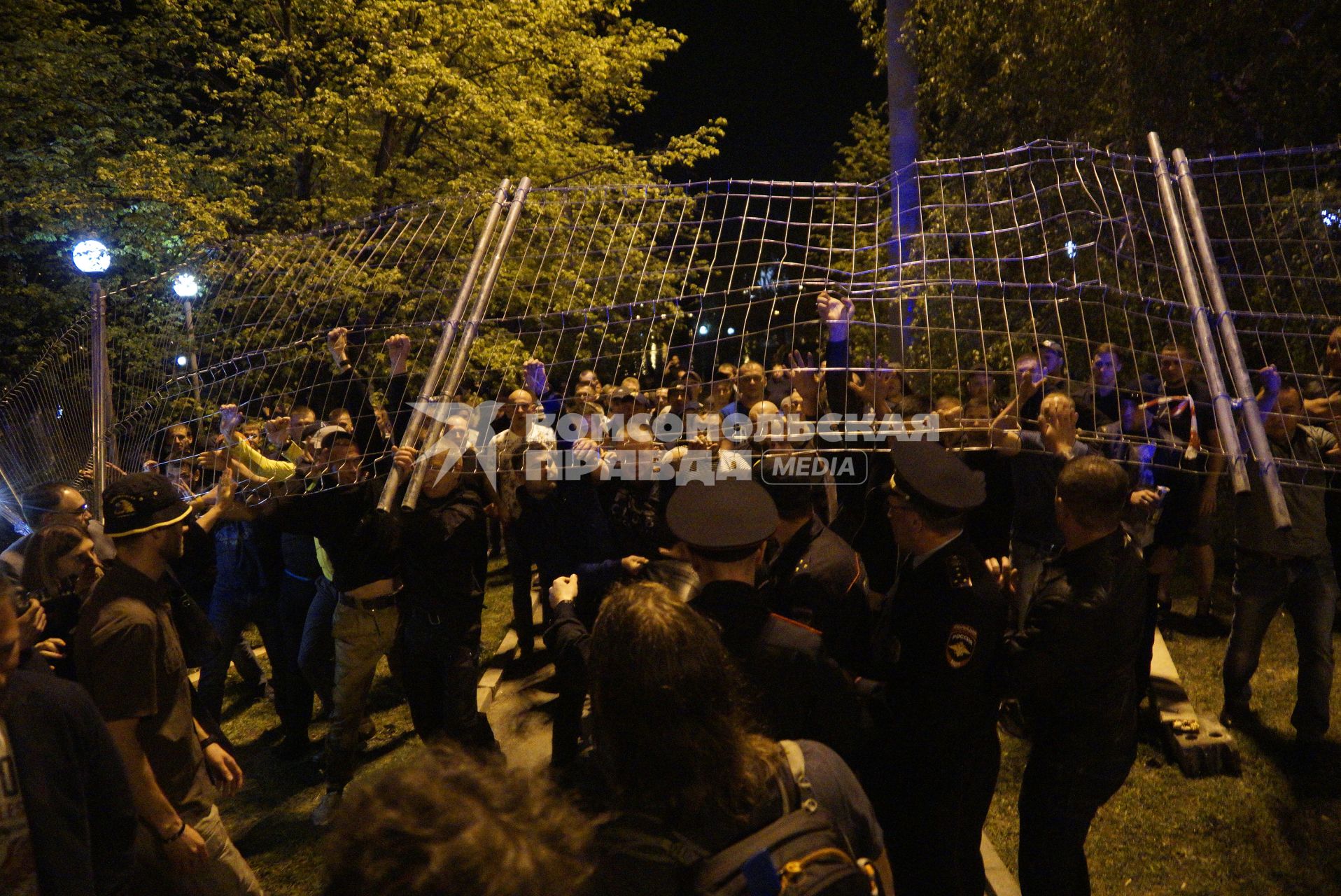 Екатеринбург. Сквер у Драмтеатра. Первый день протестов горожан против строительства  храма святой Екатерины. На месте этого сквера к 2023 году планируется построить храм святой Екатерины. В ночь на 13 мая был установлен забор вокруг сквера, что вызвало волну протестов горожан