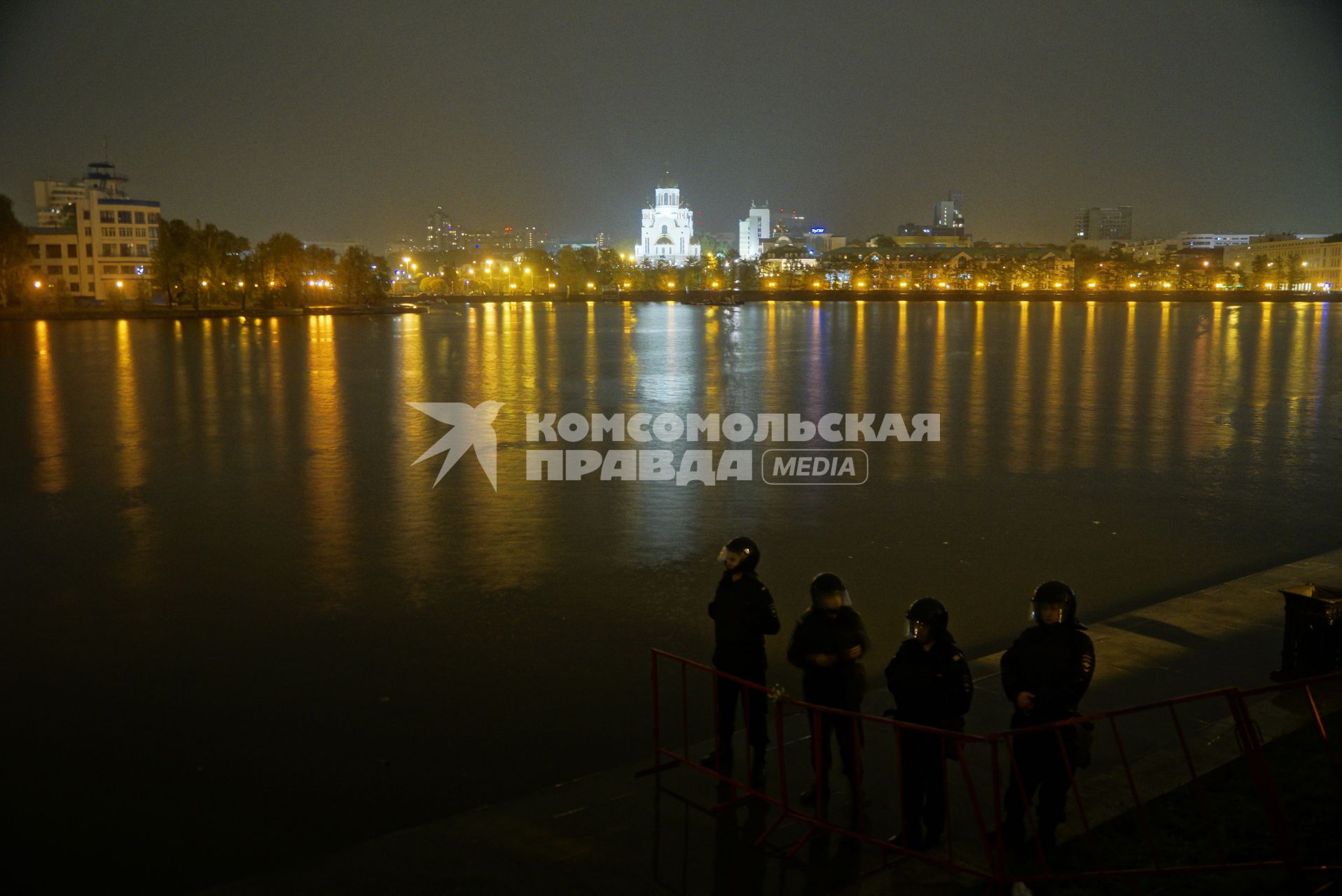 Екатеринбург. Четвертый день протестов горожан против строительства храма святой Екатерины на месте скеера у драмтеатра. Власти Екатеринбурга планируют построить к 2023 году храм святой Екатерины. В ночь на 13 мая вокруг сквера появился забор, что вызвало возмущение горожан