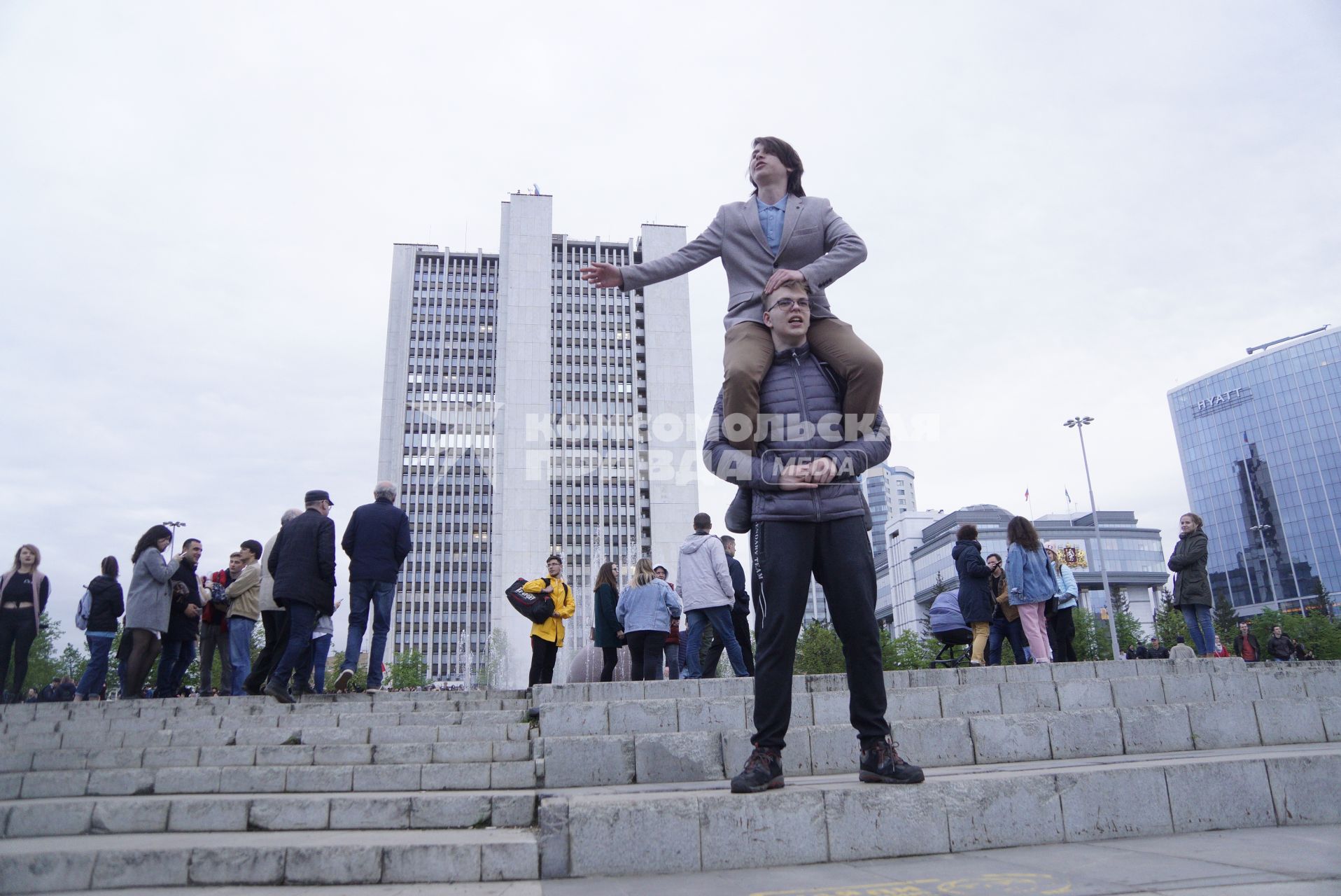 Екатеринбург. Четвертый день протестов горожан против строительства храма святой Екатерины на месте скеера у драмтеатра. Власти Екатеринбурга планируют построить к 2023 году храм святой Екатерины. В ночь на 13 мая вокруг сквера появился забор, что вызвало возмущение горожан