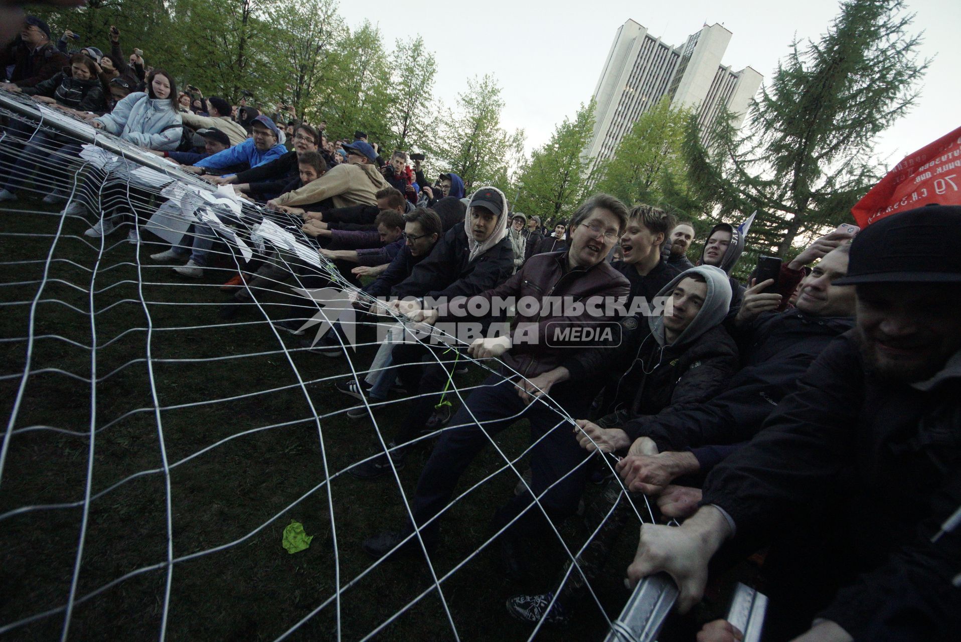 Екатеринбург. Второй день протестов горожан против строительства храма святой Екатерины на месте скеера у драмтеатра. Власти Екатеринбурга планируют построить к 2023 году храм святой Екатерины. В ночь на 13 мая вокруг сквера появился забор, что вызвало возмущение горожан