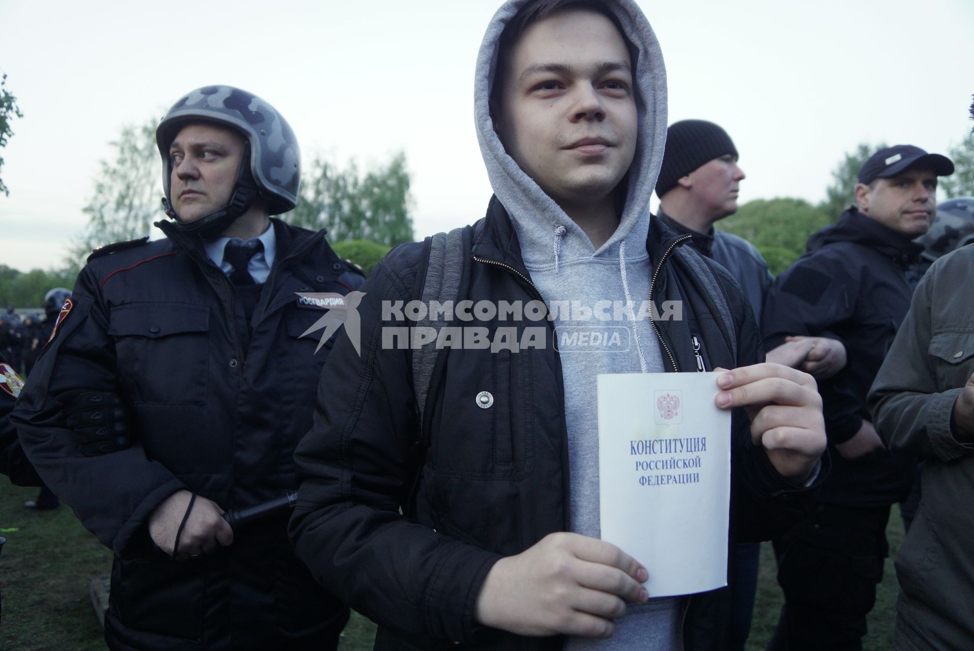 Екатеринбург. Второй день протестов горожан против строительства храма святой Екатерины на месте скеера у драмтеатра. Власти Екатеринбурга планируют построить к 2023 году храм святой Екатерины. В ночь на 13 мая вокруг сквера появился забор, что вызвало возмущение горожан