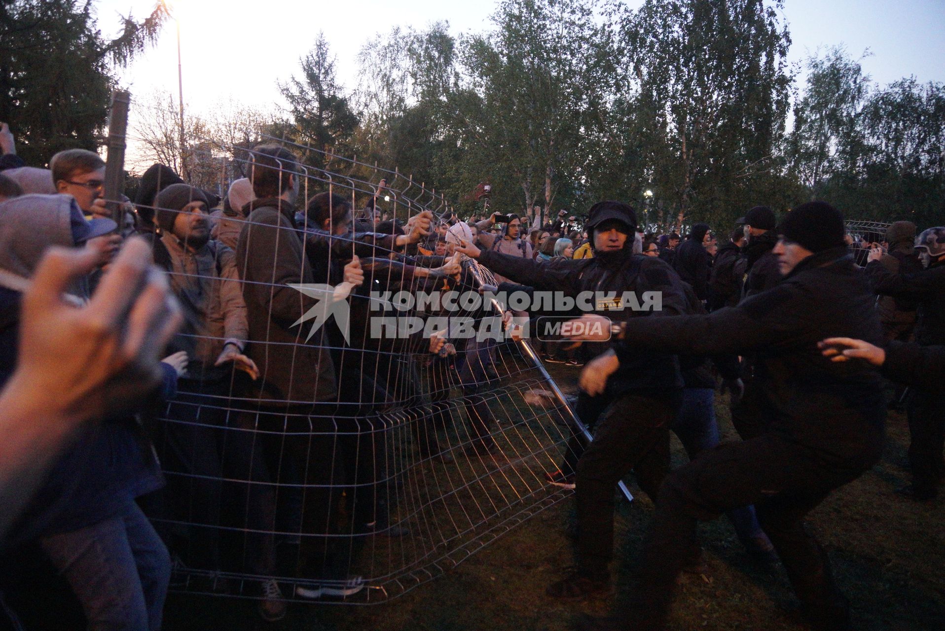 Екатеринбург. Второй день протестов горожан против строительства храма святой Екатерины на месте скеера у драмтеатра. Власти Екатеринбурга планируют построить к 2023 году храм святой Екатерины. В ночь на 13 мая вокруг сквера появился забор, что вызвало возмущение горожан