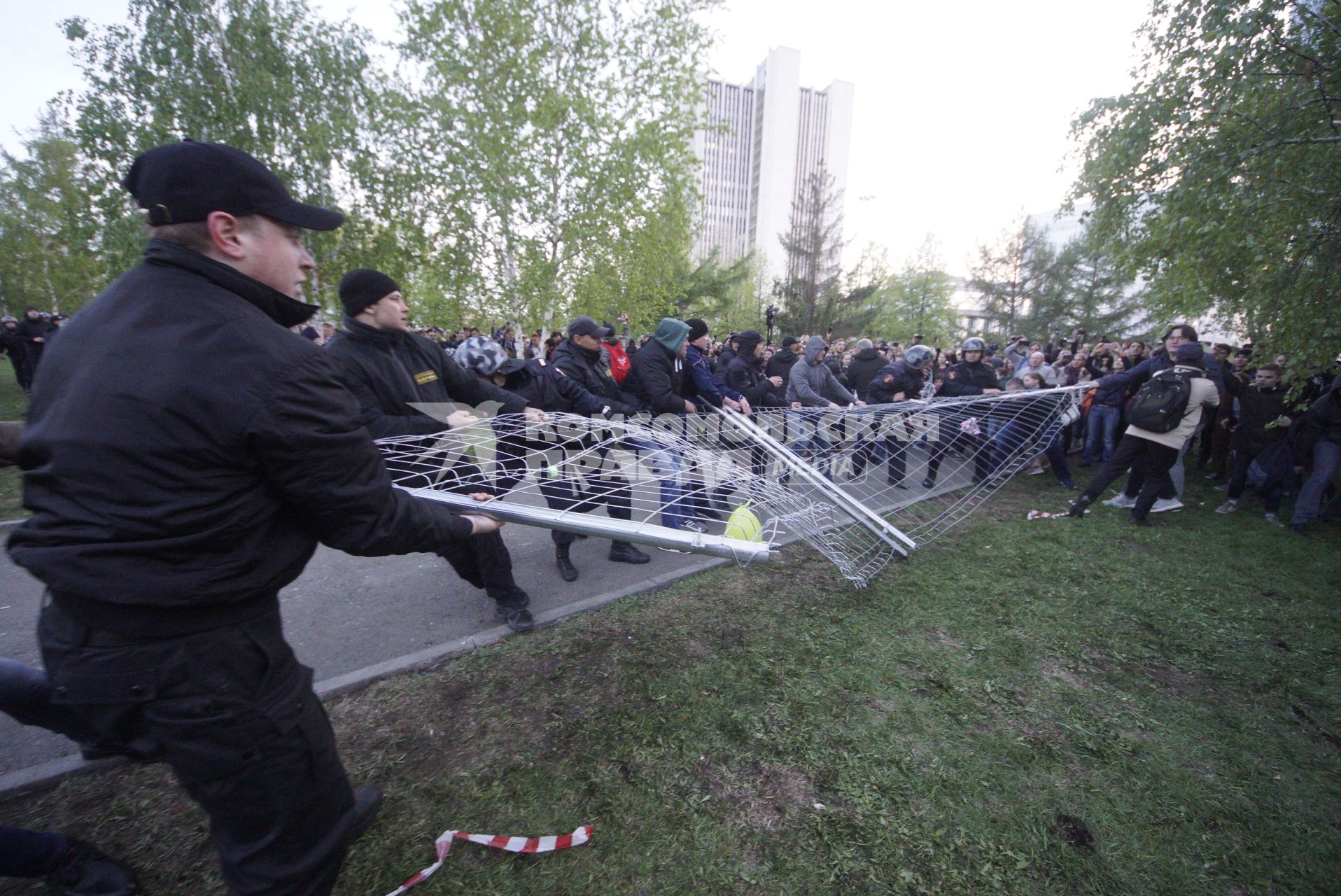 Екатеринбург. Второй день протестов горожан против строительства храма святой Екатерины на месте скеера у драмтеатра. Власти Екатеринбурга планируют построить к 2023 году храм святой Екатерины. В ночь на 13 мая вокруг сквера появился забор, что вызвало возмущение горожан