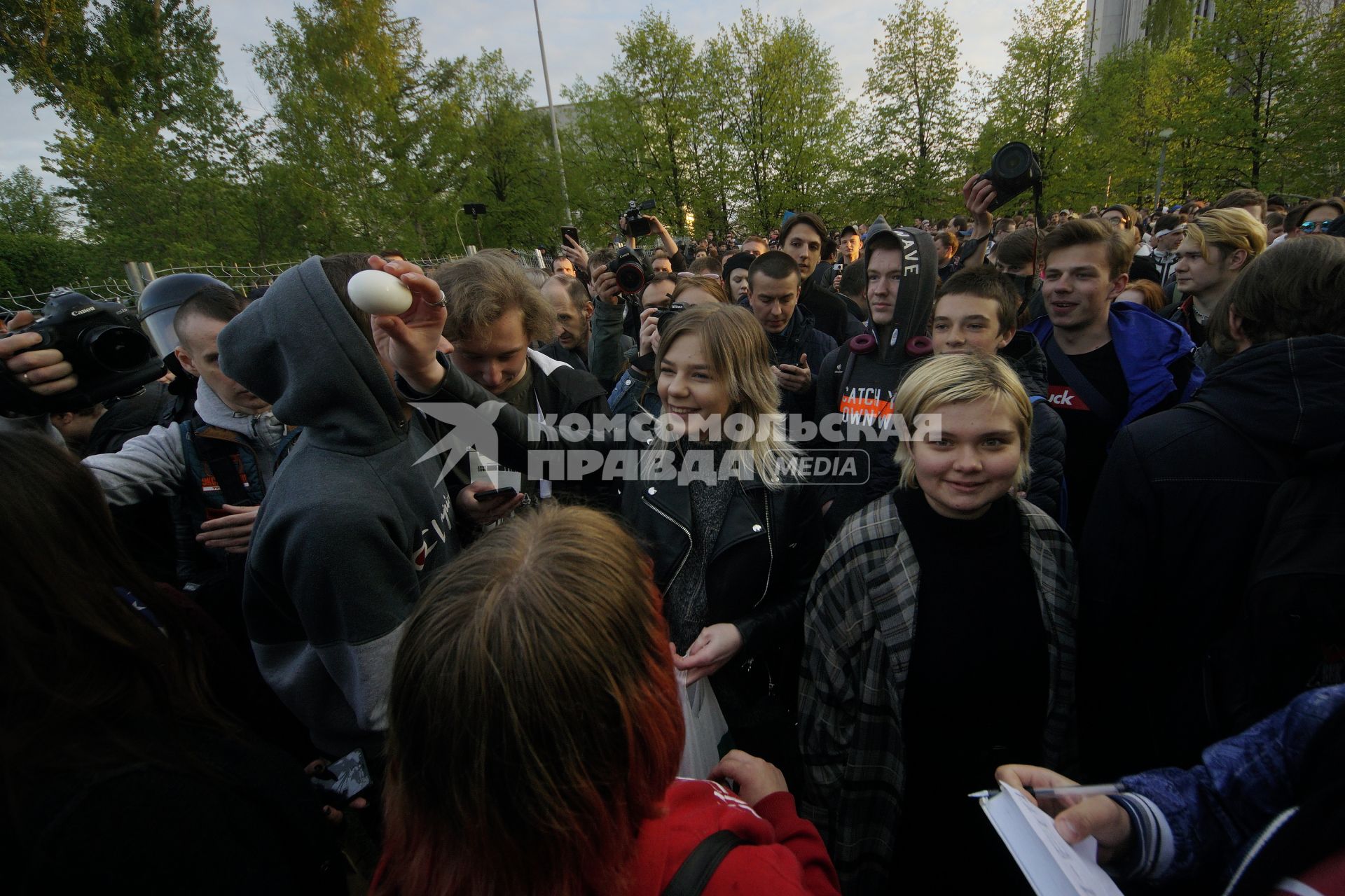 Екатеринбург. Второй день протестов горожан против строительства храма святой Екатерины на месте скеера у драмтеатра. Власти Екатеринбурга планируют построить к 2023 году храм святой Екатерины. В ночь на 13 мая вокруг сквера появился забор, что вызвало возмущение горожан