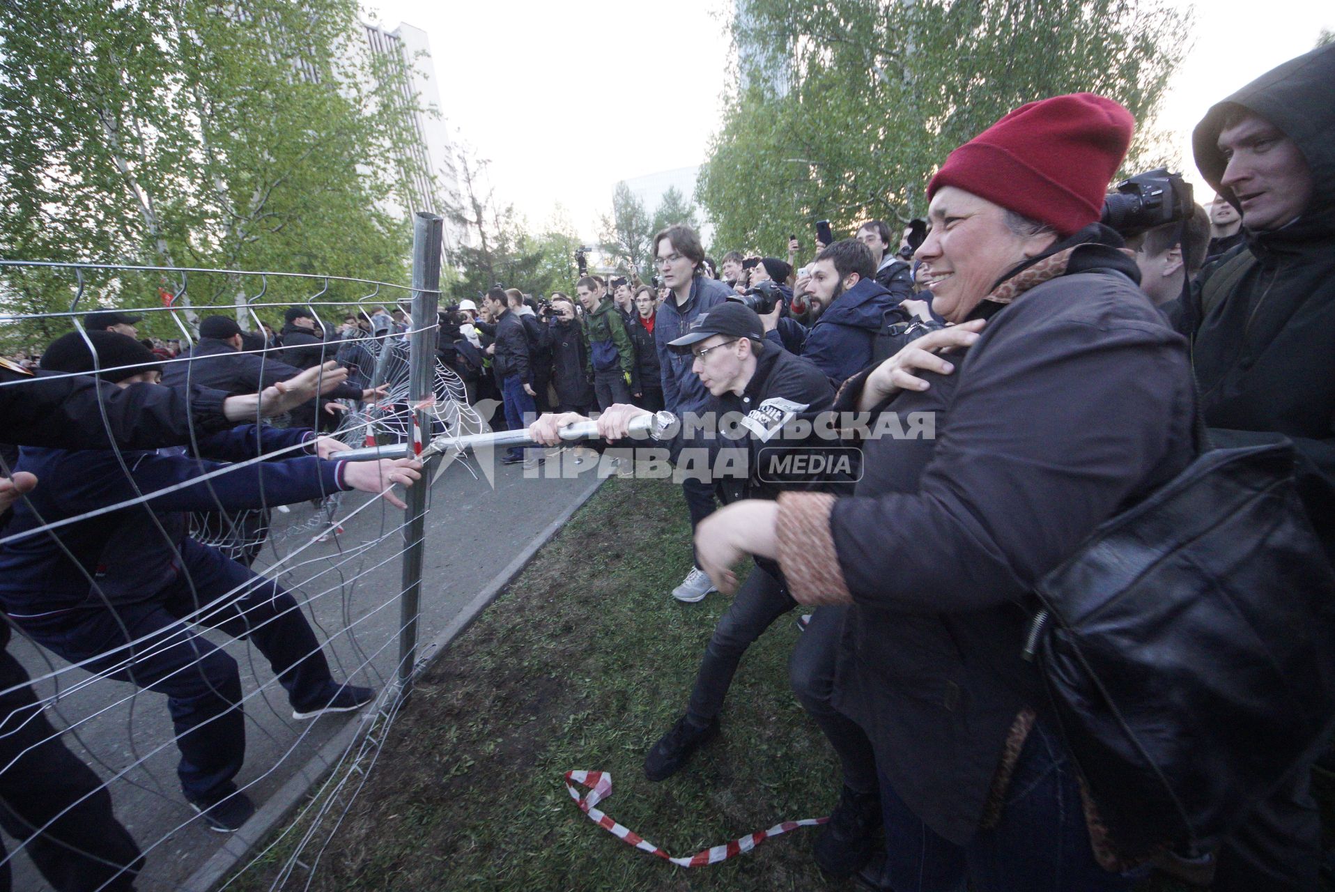 Екатеринбург. Второй день протестов горожан против строительства храма святой Екатерины на месте скеера у драмтеатра. Власти Екатеринбурга планируют построить к 2023 году храм святой Екатерины. В ночь на 13 мая вокруг сквера появился забор, что вызвало возмущение горожан