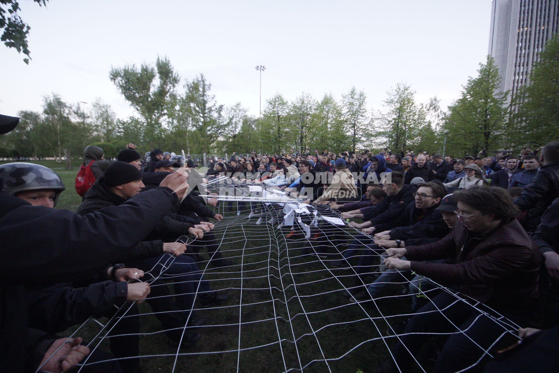 Екатеринбург. Второй день протестов горожан против строительства храма святой Екатерины на месте скеера у драмтеатра. Власти Екатеринбурга планируют построить к 2023 году храм святой Екатерины. В ночь на 13 мая вокруг сквера появился забор, что вызвало возмущение горожан