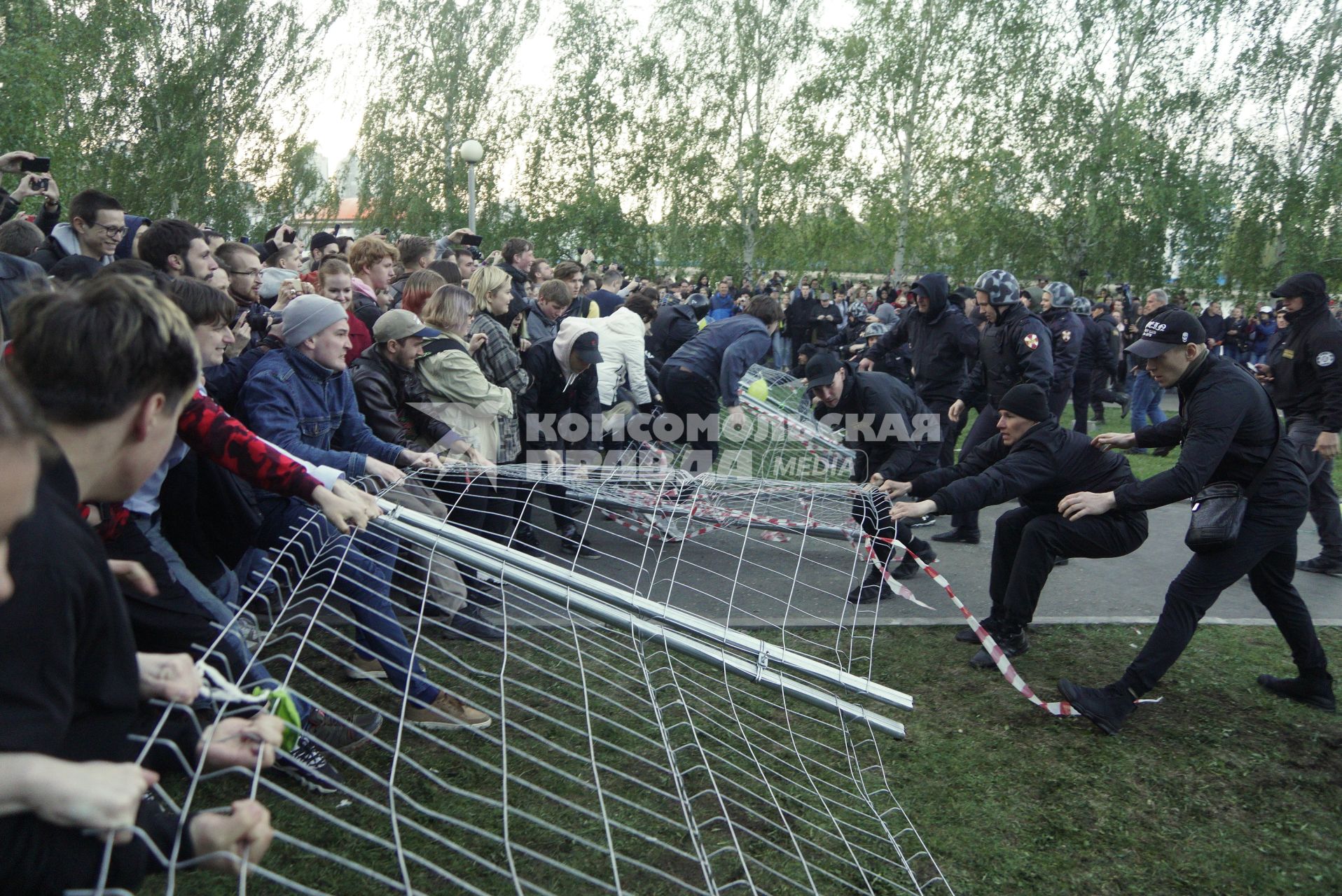 Екатеринбург. Второй день протестов горожан против строительства храма святой Екатерины на месте скеера у драмтеатра. Власти Екатеринбурга планируют построить к 2023 году храм святой Екатерины. В ночь на 13 мая вокруг сквера появился забор, что вызвало возмущение горожан