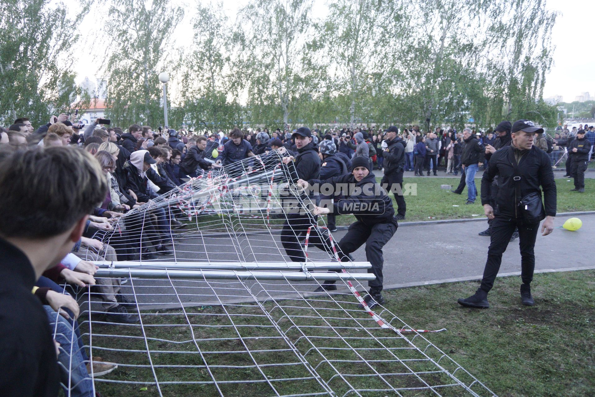 Екатеринбург. Второй день протестов горожан против строительства храма святой Екатерины на месте скеера у драмтеатра. Власти Екатеринбурга планируют построить к 2023 году храм святой Екатерины. В ночь на 13 мая вокруг сквера появился забор, что вызвало возмущение горожан