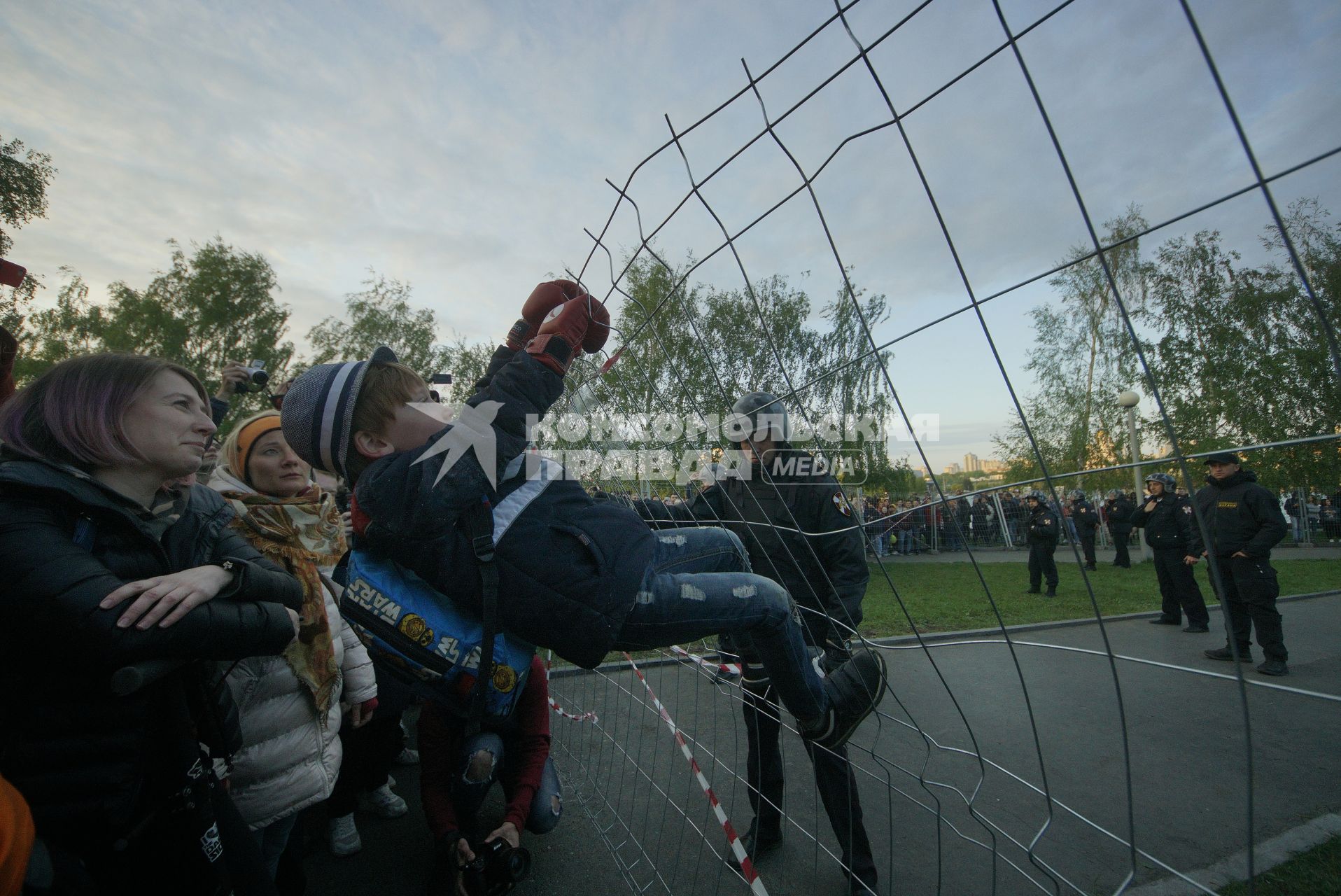 Екатеринбург. Второй день протестов горожан против строительства храма святой Екатерины на месте скеера у драмтеатра. Власти Екатеринбурга планируют построить к 2023 году храм святой Екатерины. В ночь на 13 мая вокруг сквера появился забор, что вызвало возмущение горожан