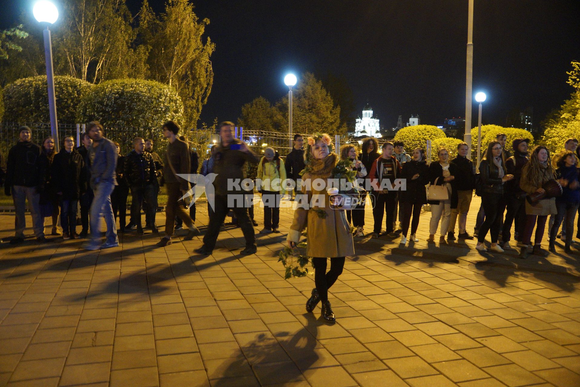 Екатеринбург. Второй день протестов горожан против строительства храма святой Екатерины на месте скеера у драмтеатра. Власти Екатеринбурга планируют построить к 2023 году храм святой Екатерины. В ночь на 13 мая вокруг сквера появился забор, что вызвало возмущение горожан