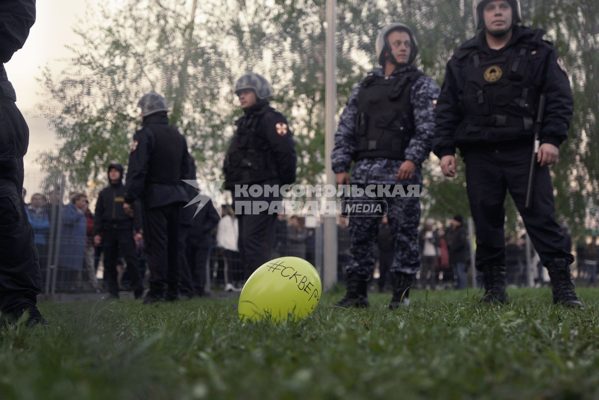 Екатеринбург. Второй день протестов горожан против строительства храма святой Екатерины на месте скеера у драмтеатра. Власти Екатеринбурга планируют построить к 2023 году храм святой Екатерины. В ночь на 13 мая вокруг сквера появился забор, что вызвало возмущение горожан