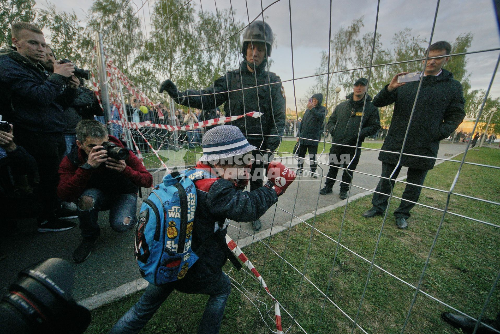 Екатеринбург. Второй день протестов горожан против строительства храма святой Екатерины на месте скеера у драмтеатра. Власти Екатеринбурга планируют построить к 2023 году храм святой Екатерины. В ночь на 13 мая вокруг сквера появился забор, что вызвало возмущение горожан