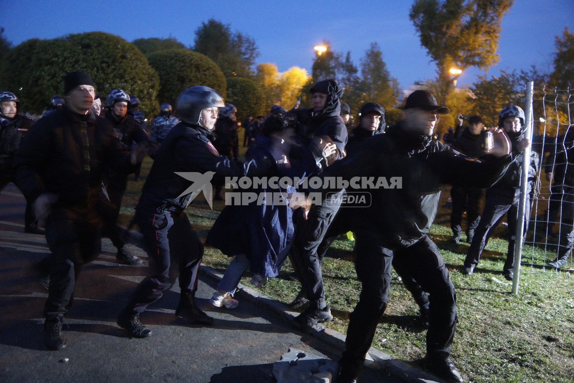 Екатеринбург. Второй день протестов горожан против строительства храма святой Екатерины на месте скеера у драмтеатра. Власти Екатеринбурга планируют построить к 2023 году храм святой Екатерины. В ночь на 13 мая вокруг сквера появился забор, что вызвало возмущение горожан