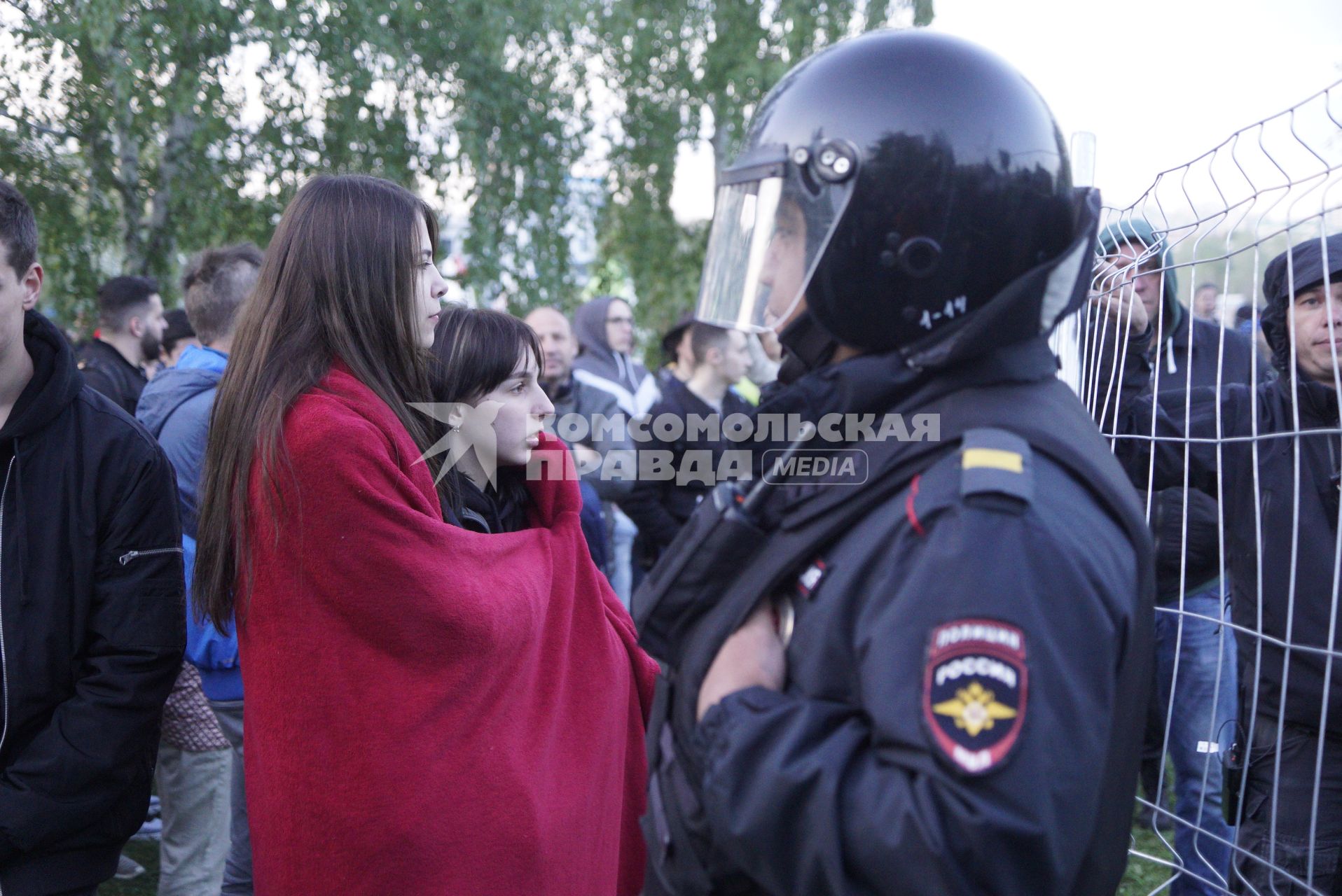 Екатеринбург. Второй день протестов горожан против строительства храма святой Екатерины на месте скеера у драмтеатра. Власти Екатеринбурга планируют построить к 2023 году храм святой Екатерины. В ночь на 13 мая вокруг сквера появился забор, что вызвало возмущение горожан