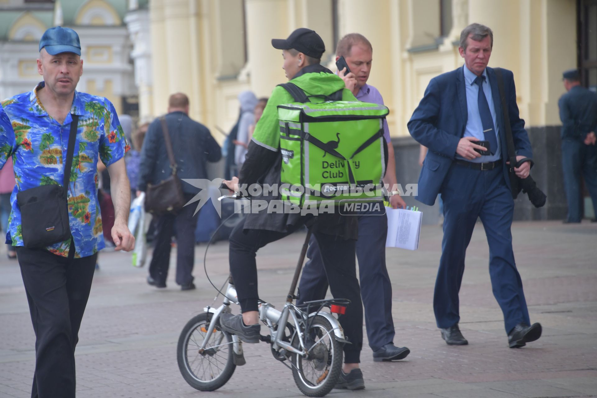 Москва. Сотрудник сервиса по доставке еды `Деливери клаб` на одной из улиц города.