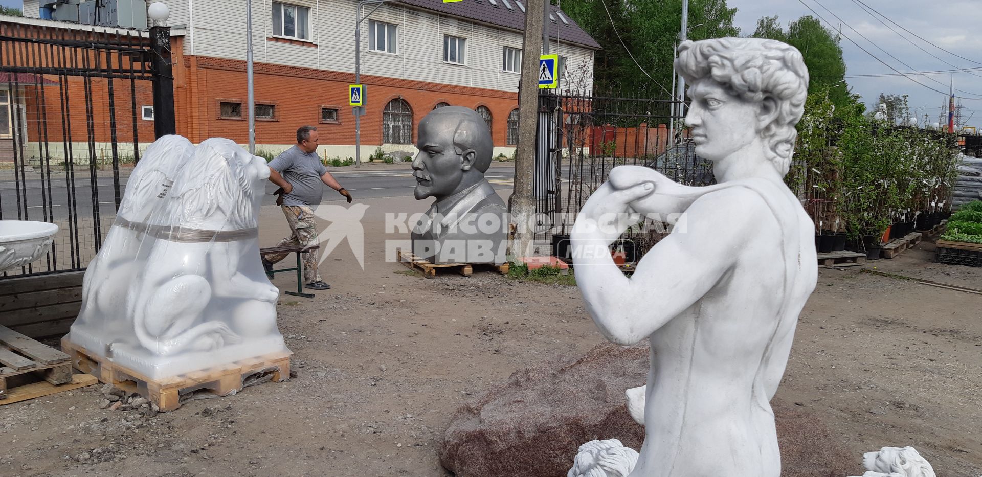 Московская область,  Жуковский. Торговля на рынке садовых скульптур.