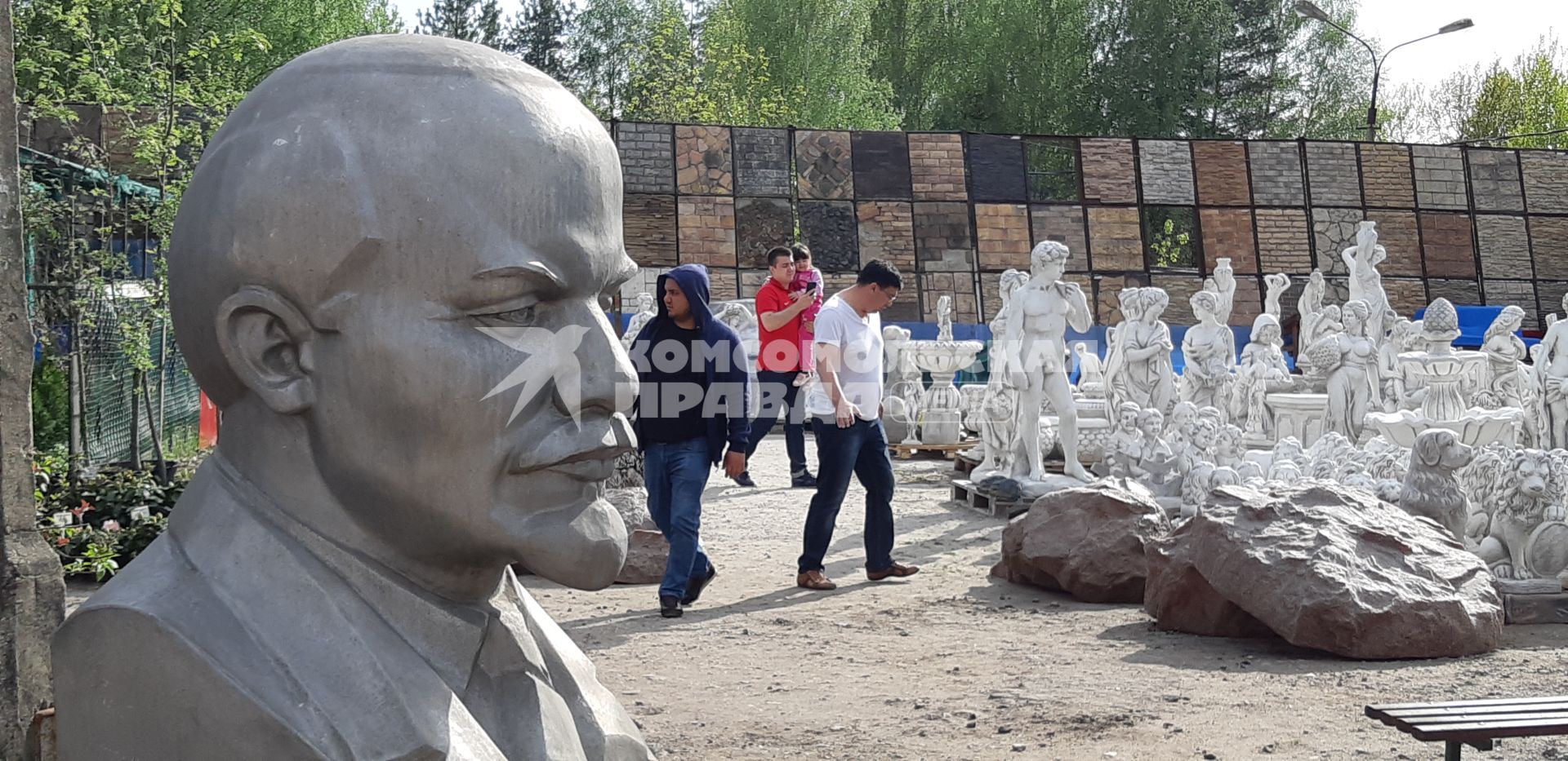 Московская область,  Жуковский. Торговля на рынке садовых скульптур.