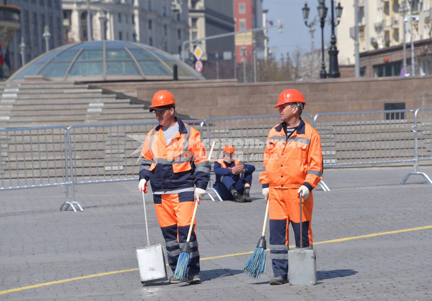 Москва. Сотрудники коммунальных служб убирают на Манежной площади.