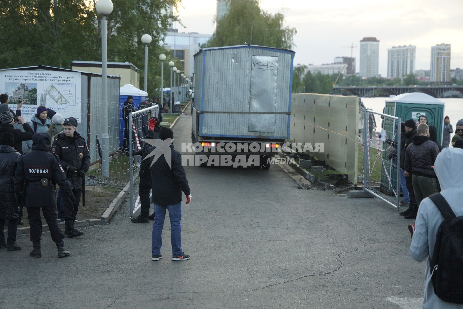 Екатеринбург. Горожане наблюдают за вывозом строительной техники с территории сквера, где планируется строительства храма святой Екатерины. Забор вокруг сквера начали убирать по просьбе митрополита Екатеринбургского и Верхотурского Кирилла. В ночь на 13 мая возведеный забор вокруг сквера, стал причиной длительных противостояний с противниками строительства храма