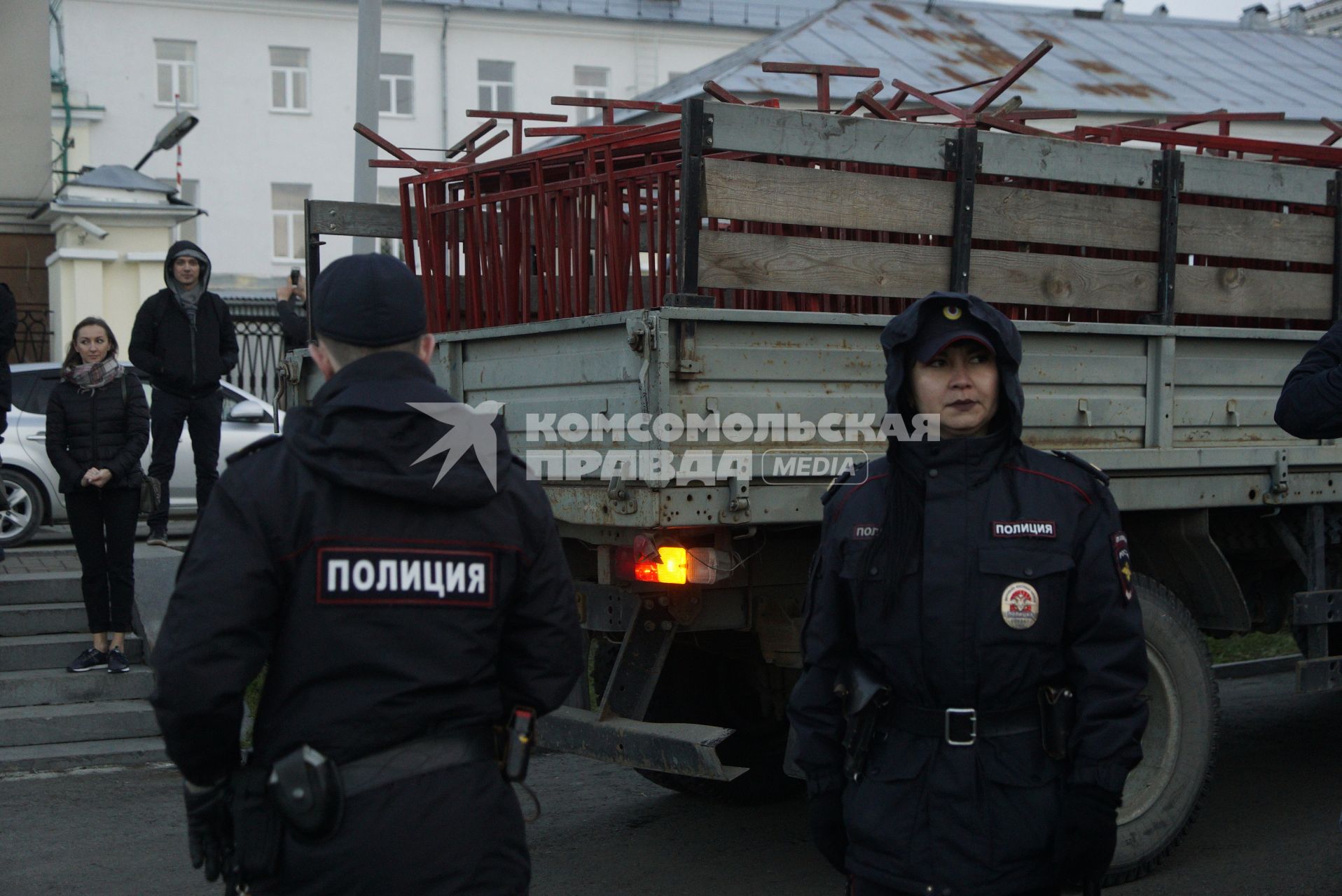 Екатеринбург. Горожане наблюдают за вывозом строительной техники с территории сквера, где планируется строительства храма святой Екатерины. Забор вокруг сквера начали убирать по просьбе митрополита Екатеринбургского и Верхотурского Кирилла. В ночь на 13 мая возведеный забор вокруг сквера, стал причиной длительных противостояний с противниками строительства храма