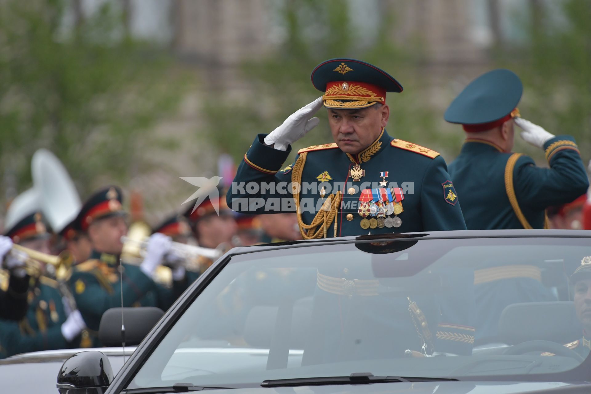 Москва. Министр обороны РФ Сергей Шойгу в кабриолете Aurus Senat на Красной площади во время военного парада, посвященного 74-й годовщине Победы в Великой Отечественной войне.