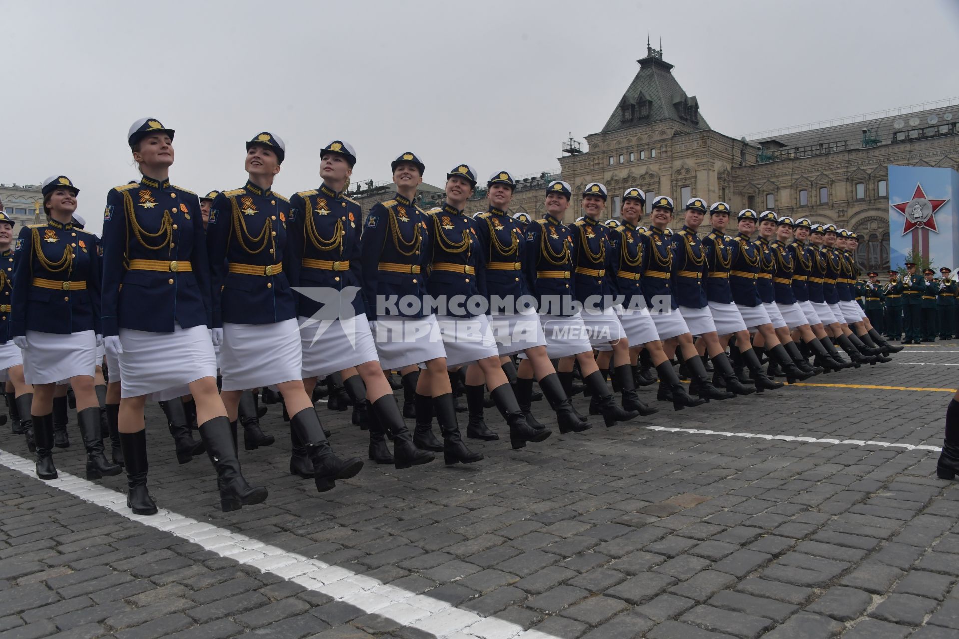 Москва.  Сводный женский парадный расчет Министерства обороны РФ  на Красной площади во время военного парада, посвященного 74-й годовщине Победы в Великой Отечественной войне.