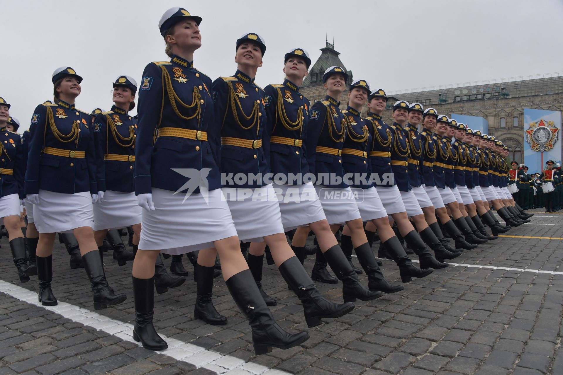 Москва.  Сводный женский парадный расчет Министерства обороны РФ  на Красной площади во время военного парада, посвященного 74-й годовщине Победы в Великой Отечественной войне.