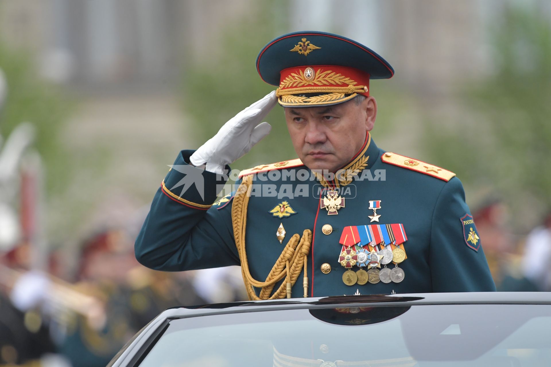 Москва. Министр обороны РФ Сергей Шойгу в кабриолете Aurus Senat на Красной площади во время военного парада, посвященного 74-й годовщине Победы в Великой Отечественной войне.