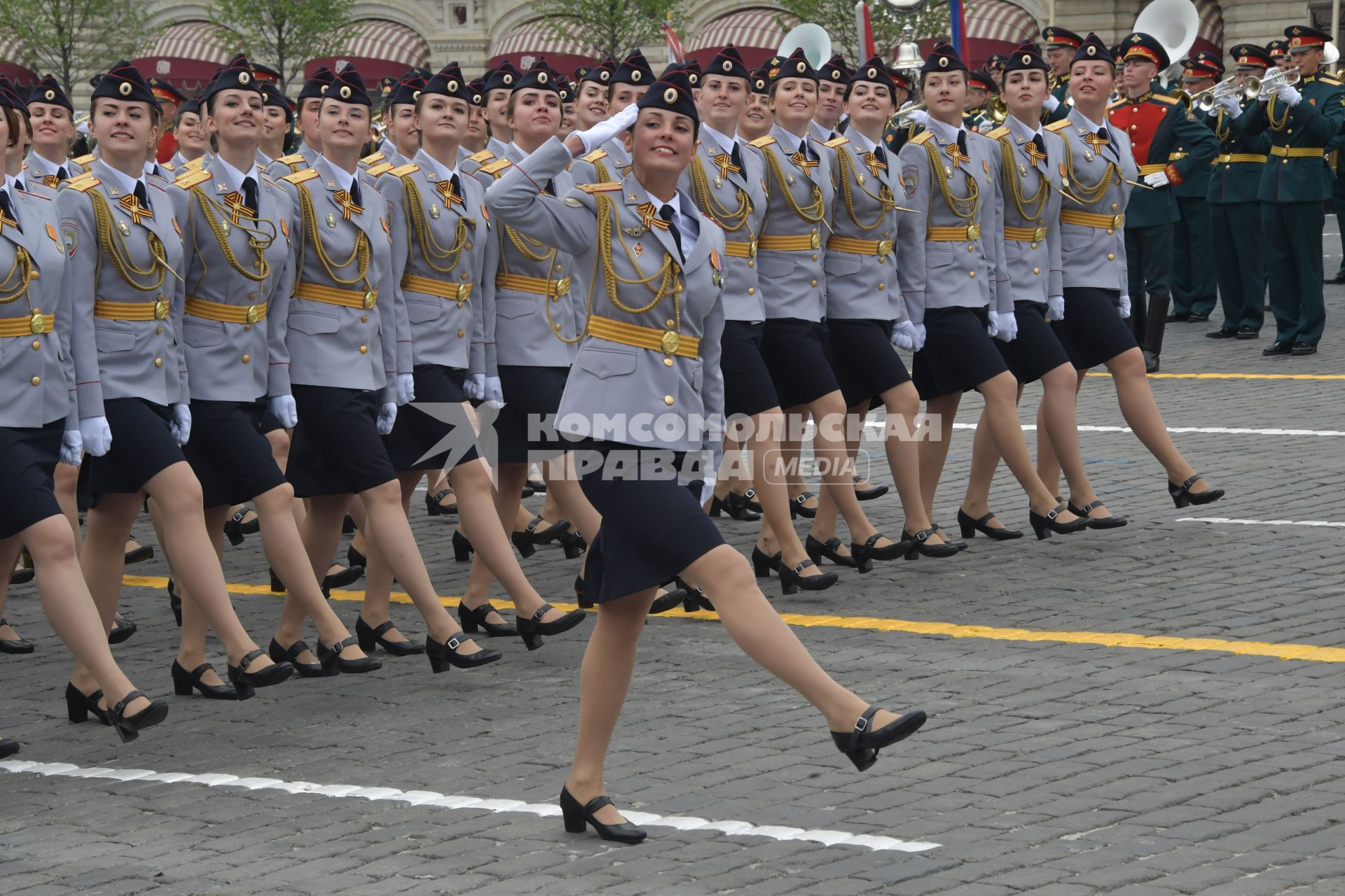 Москва.  Сводный женский парадный расчет Министерства обороны РФ на Красной площади во время военного парада, посвященного 74-й годовщине Победы в Великой Отечественной войне.