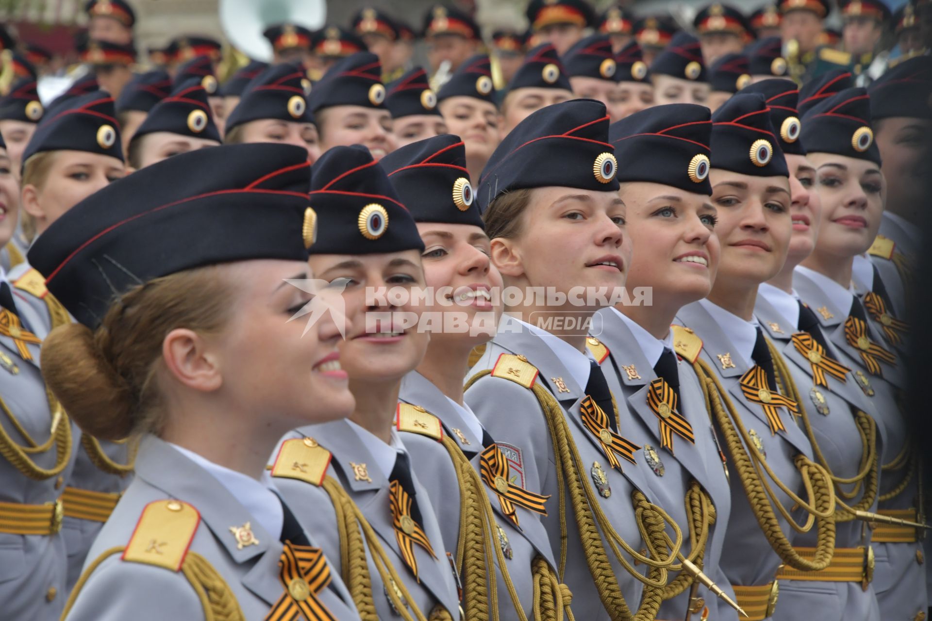 Москва.  Сводный женский парадный расчет Министерства обороны РФ на Красной площади во время военного парада, посвященного 74-й годовщине Победы в Великой Отечественной войне.