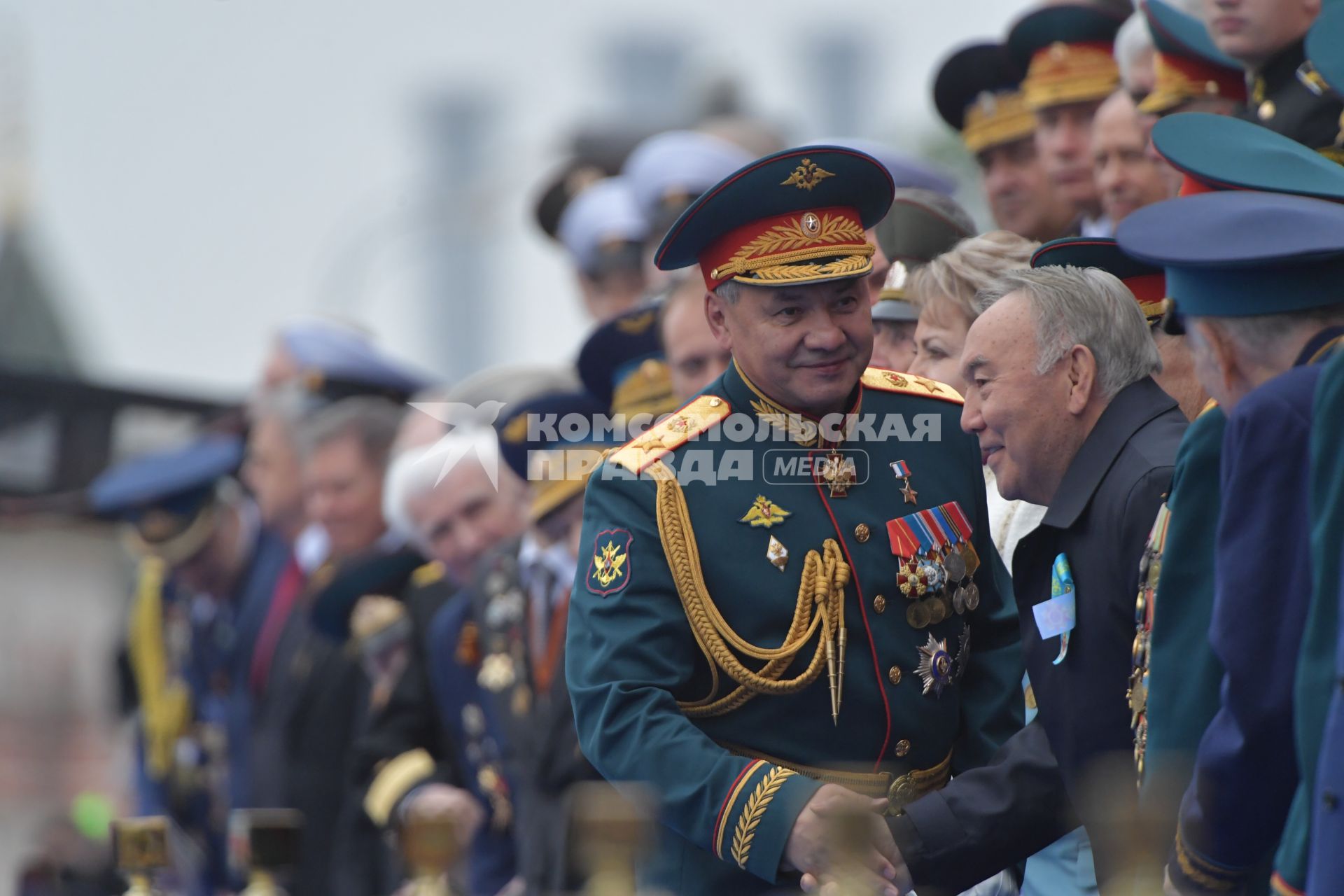 Москва. Бывший президент Казахстана Нурсултан Назарбаев и министр обороны РФ Сергей Шойгу (справа налево) на Красной площади во время военного парада, посвященного 74-й годовщине Победы в Великой Отечественной войне.