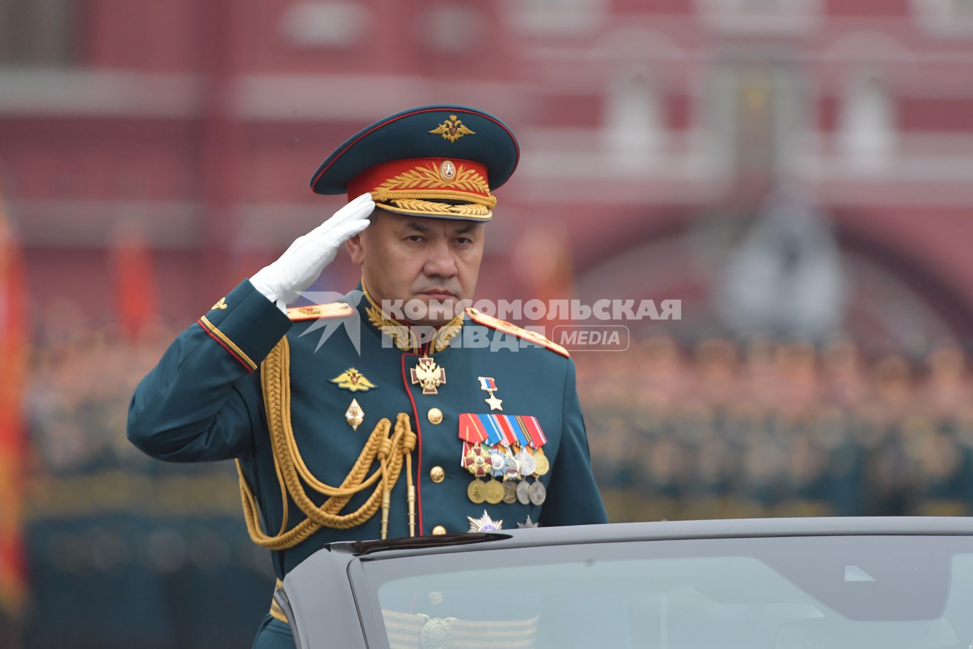 Москва. Министр обороны РФ Сергей Шойгу в кабриолете Aurus Senat на Красной площади во время военного парада, посвященного 74-й годовщине Победы в Великой Отечественной войне.