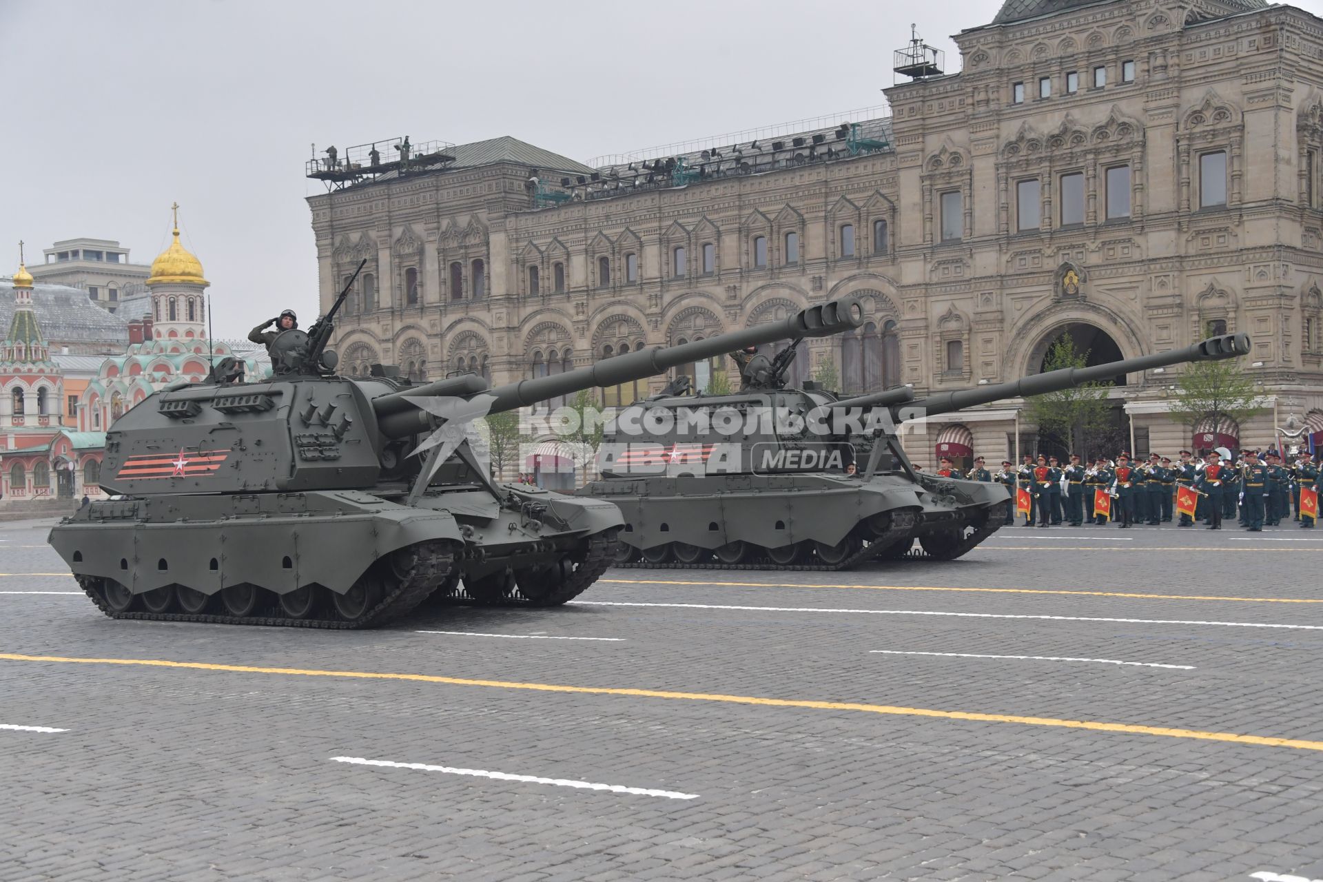 Москва.   Самоходные гаубицы `Мста-СМ` на Красной площади во время военного парада, посвященного 74-й годовщине Победы в Великой Отечественной войне.