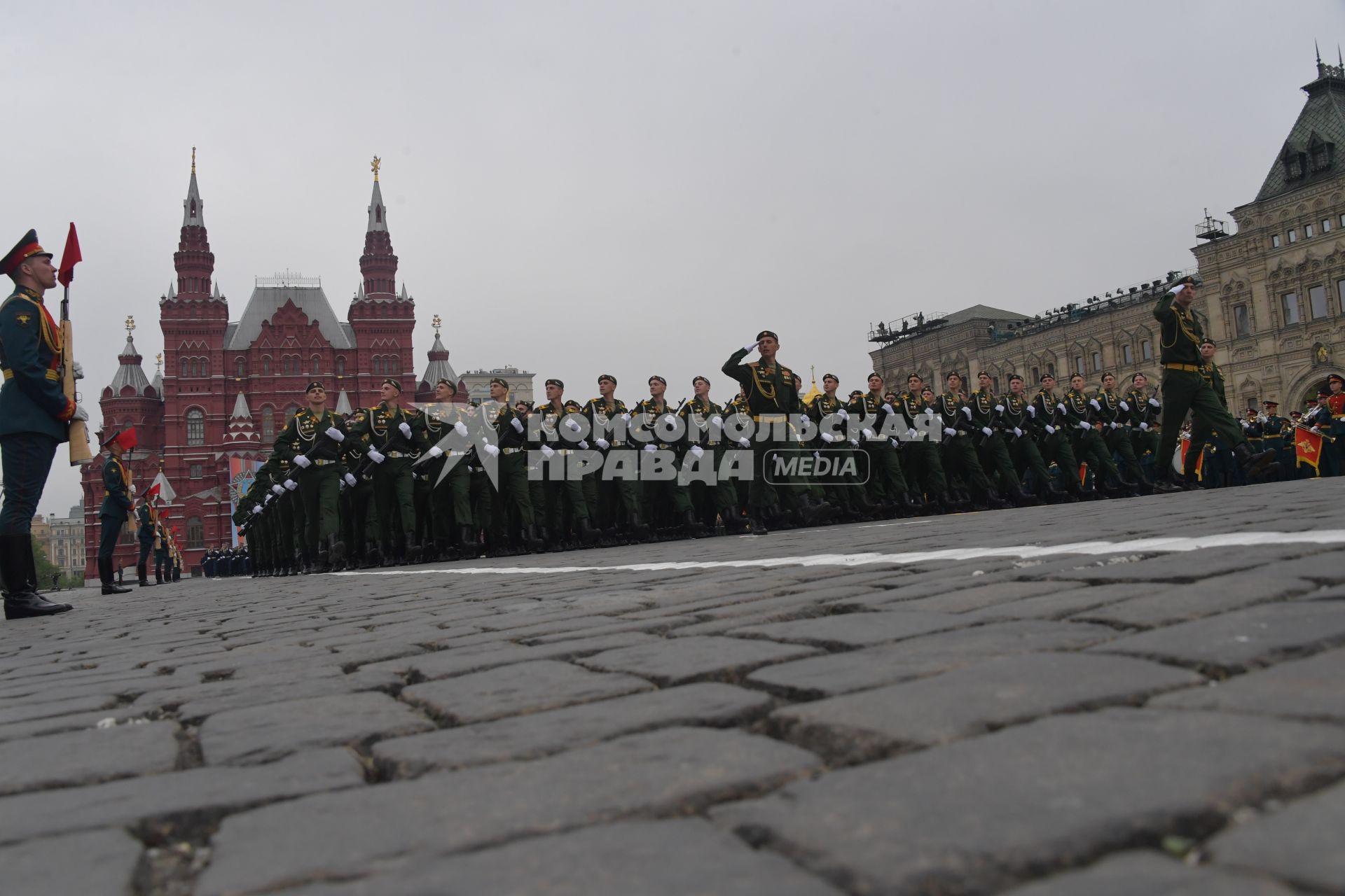 Москва.   Военнослужащие парадных расчетов на Красной площади во время военного парада, посвященного 74-й годовщине Победы в Великой Отечественной войне.