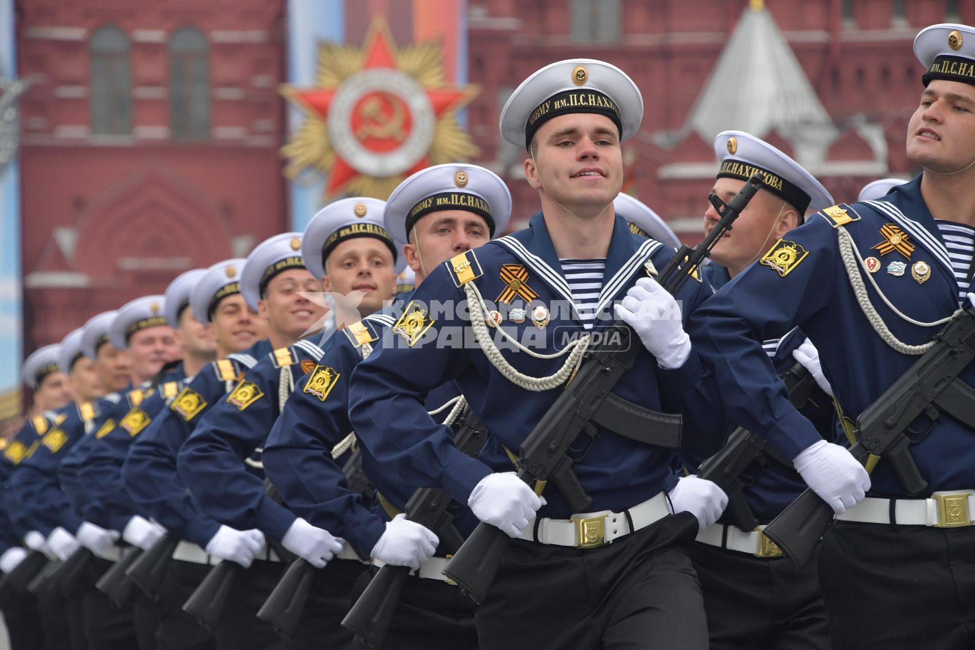 Москва.  Курсанты Черноморского высшего военно-морского училища имени П. С. Нахимова на Красной площади во время военного парада, посвященного 74-й годовщине Победы в Великой Отечественной войне.