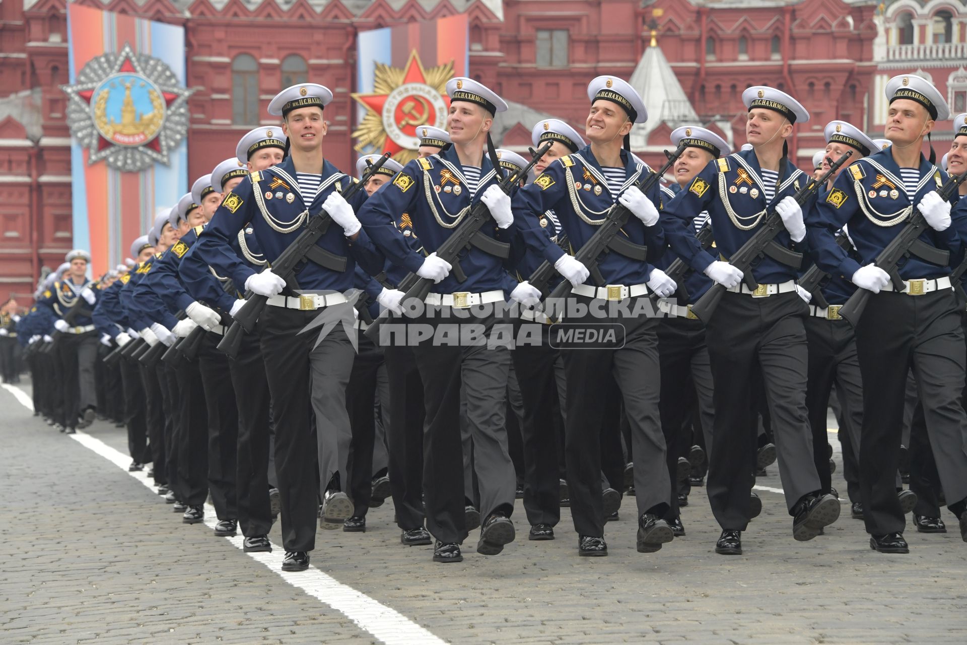 Москва.  Курсанты Черноморского высшего военно-морского училища имени П. С. Нахимова на Красной площади во время военного парада, посвященного 74-й годовщине Победы в Великой Отечественной войне.