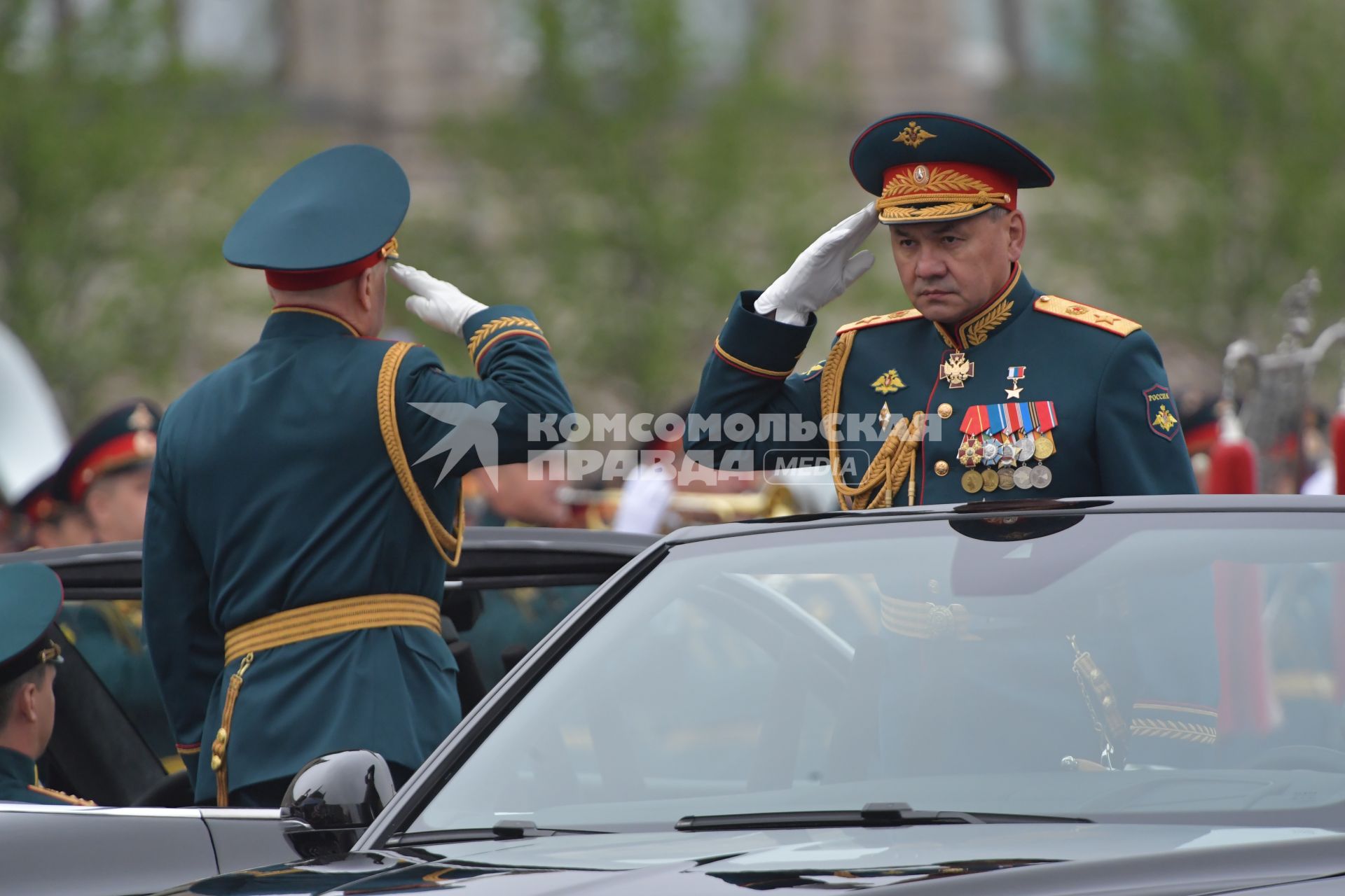 Москва. Министр обороны РФ Сергей Шойгу в кабриолете Aurus Senat на Красной площади во время военного парада, посвященного 74-й годовщине Победы в Великой Отечественной войне.