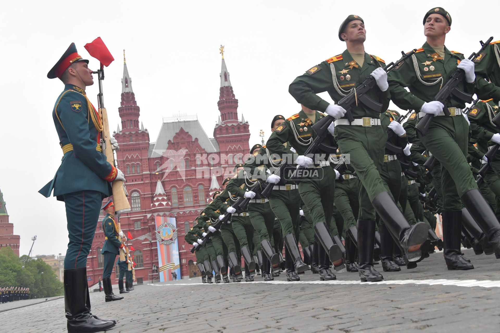 Москва.   Военнослужащие парадных расчетов на Красной площади во время военного парада, посвященного 74-й годовщине Победы в Великой Отечественной войне.