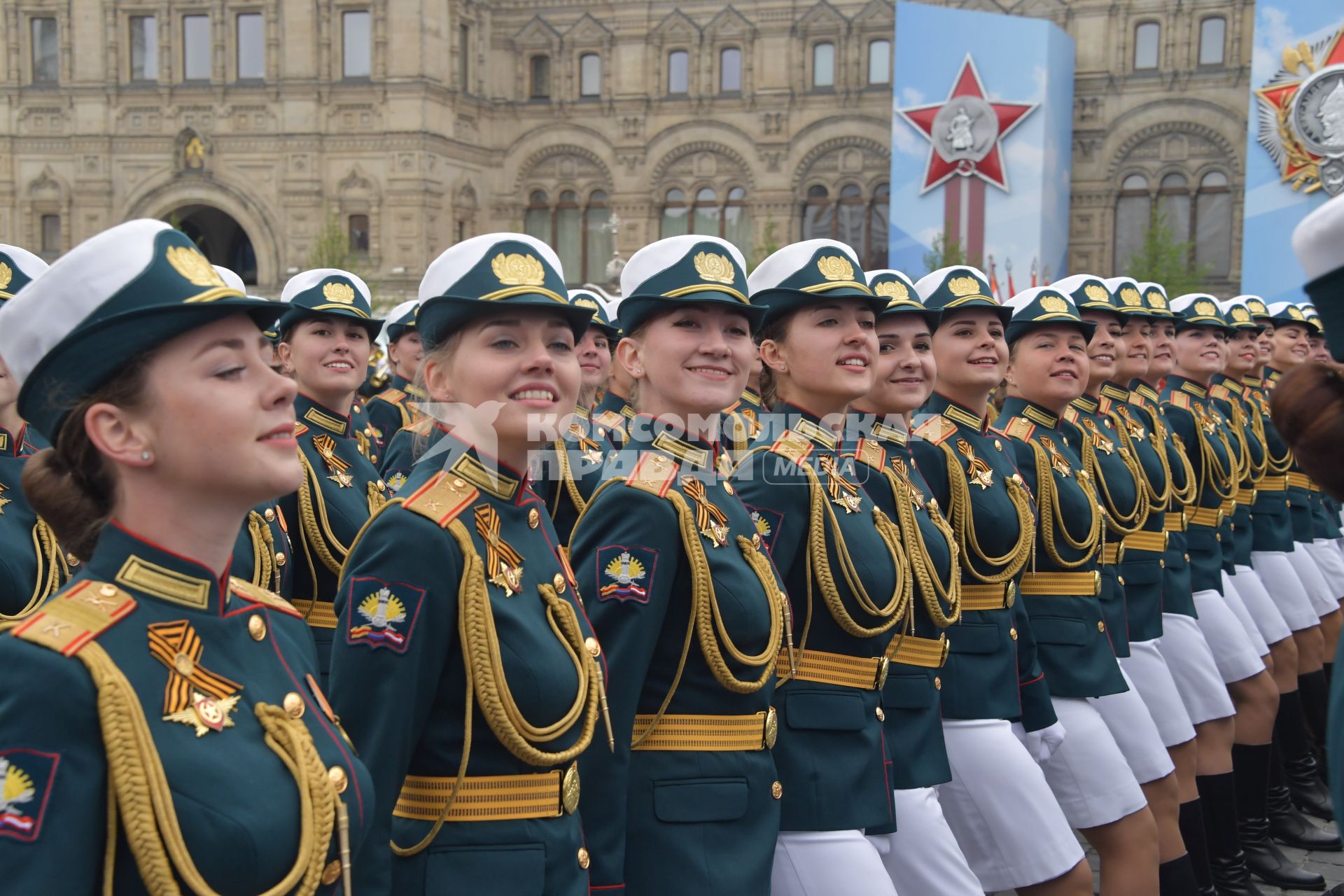 Москва.  Сводный женский парадный расчет Министерства обороны РФ  на Красной площади во время военного парада, посвященного 74-й годовщине Победы в Великой Отечественной войне.