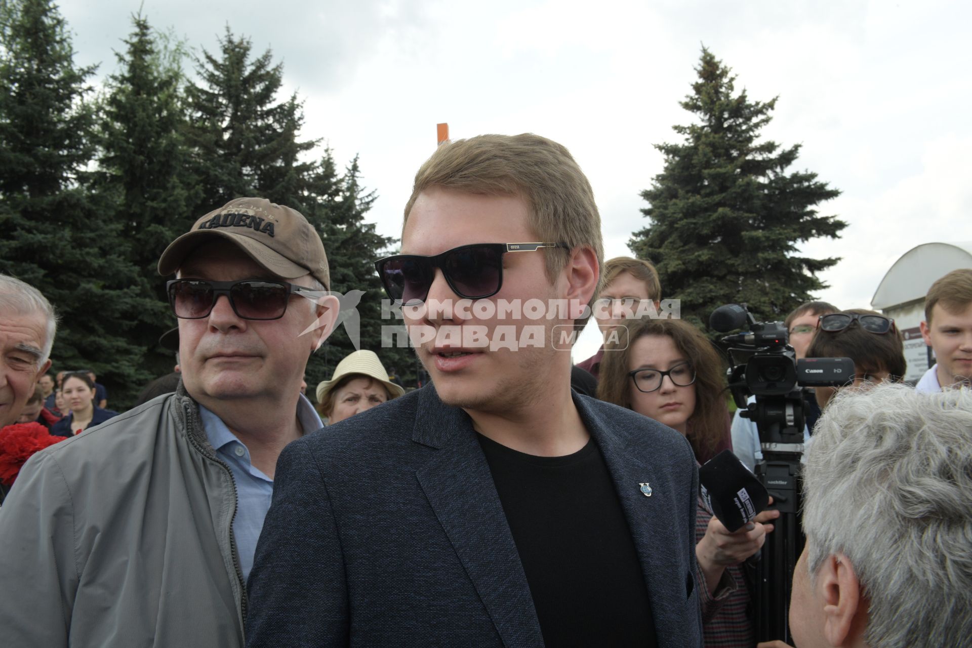 Москва. Сын Сергея Доренко  Прохор у  похоронного дома `Троекурово`, где должно было состояться прощание с журналистом Сергеем Доренко, отмененным из-за повторной экспертизы.