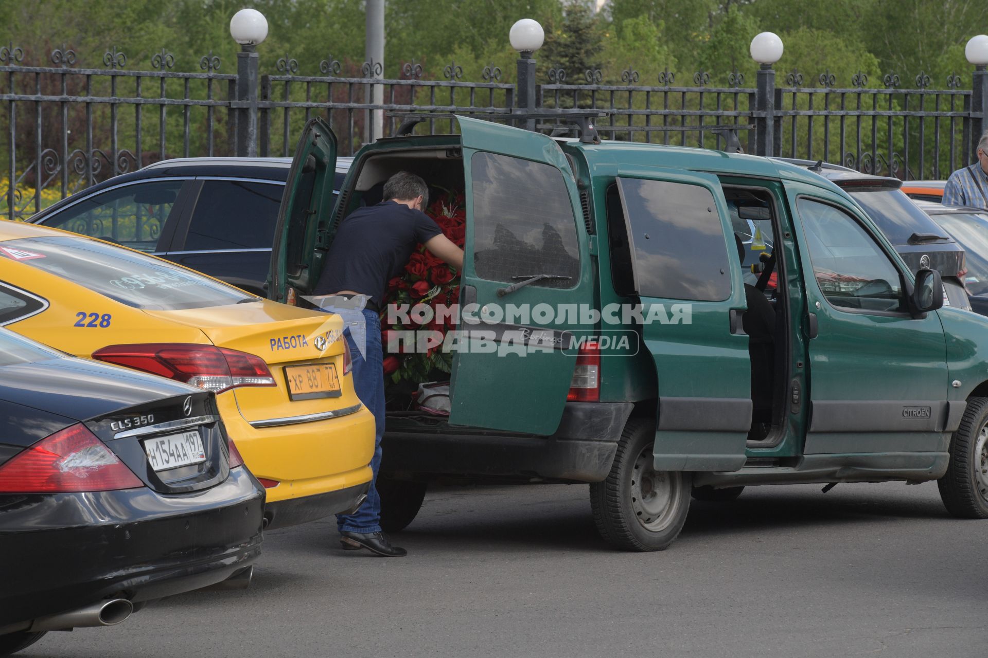 Москва. У похоронного дома `Троекурово`, где должно было состояться прощание с журналистом Сергеем Доренко, отмененным из-за повторной экспертизы.