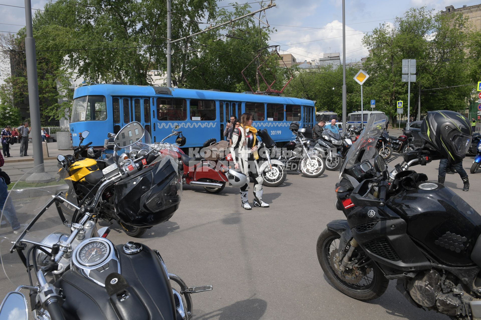 Москва. Байкеры у здания  редакции `Говорит Москва` собрались почтить  память главного редактора  радиостанции Сергея Доренко.