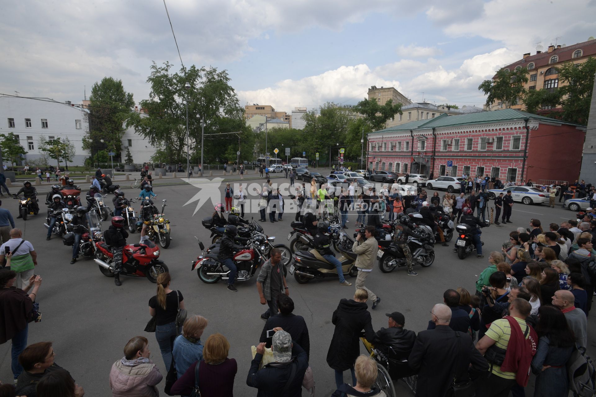 Москва. Байкеры у здания  редакции `Говорит Москва` собрались почтить  память главного редактора  радиостанции Сергея Доренко.