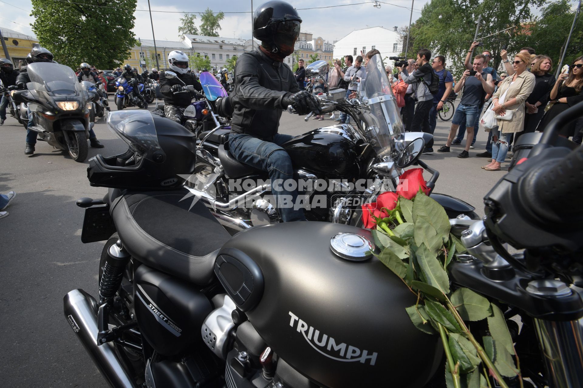 Москва. Байкеры у здания  редакции `Говорит Москва` собрались почтить  память главного редактора  радиостанции Сергея Доренко.