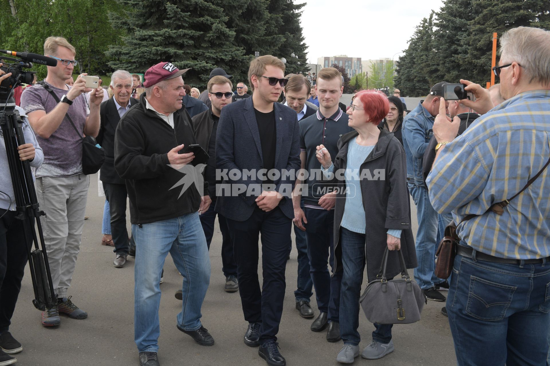 Москва. Сын Сергея Доренко  Прохор у  похоронного дома `Троекурово`, где должно было состояться прощание с журналистом Сергеем Доренко, отмененным из-за повторной экспертизы.