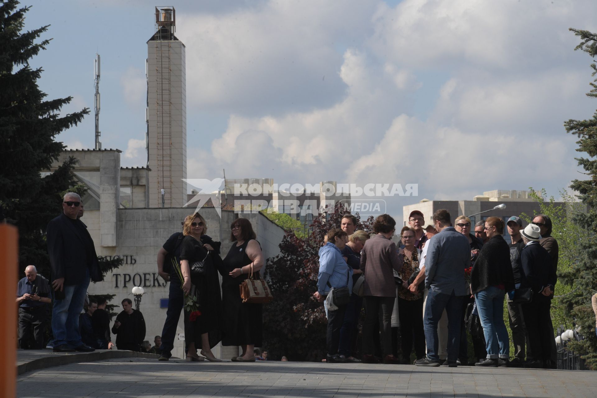 Москва. У похоронного дома `Троекурово`, где должно было состояться прощание с журналистом Сергеем Доренко, отмененным из-за повторной экспертизы.