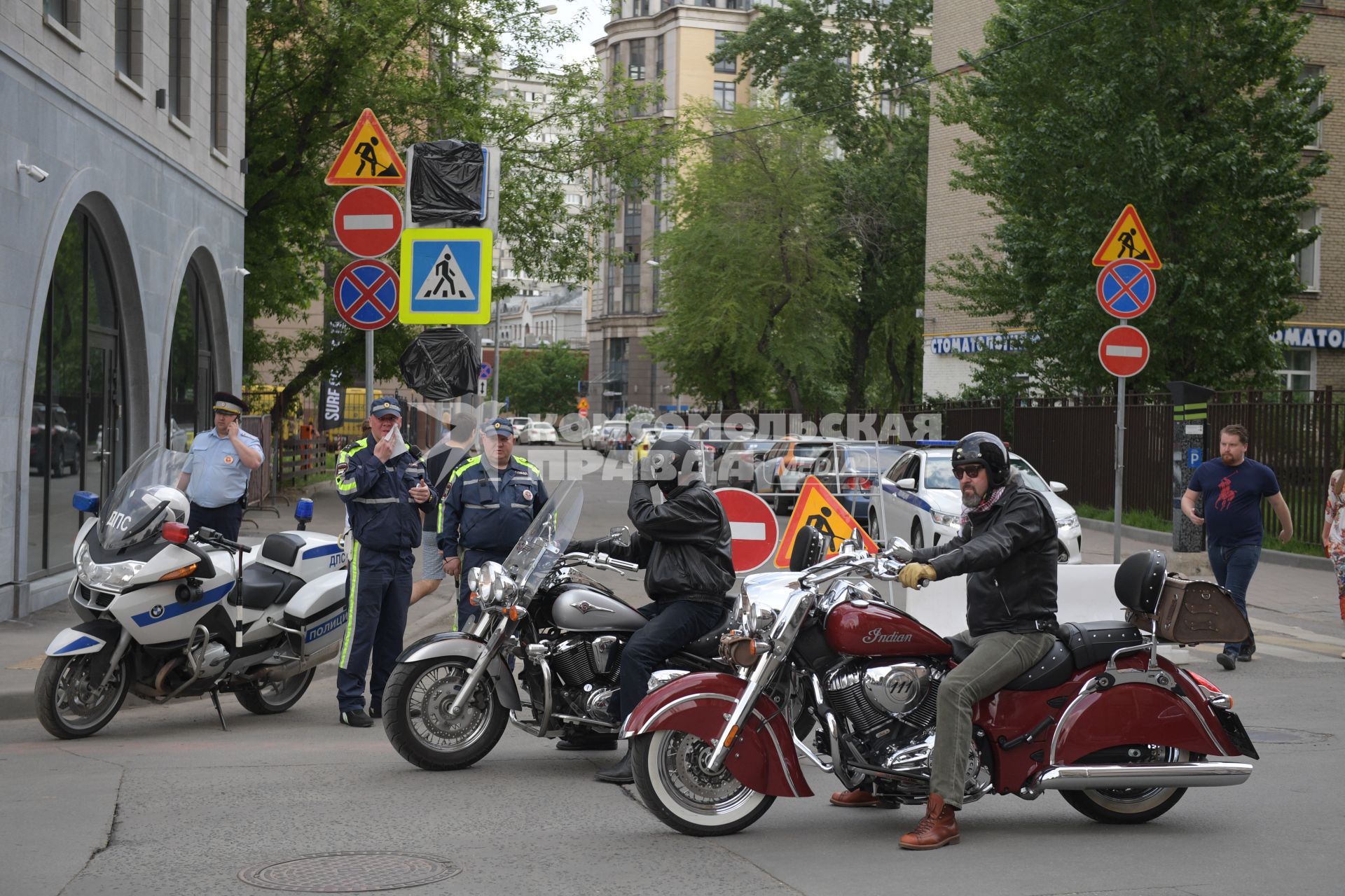 Москва. Байкеры у здания  редакции `Говорит Москва` собрались почтить  память главного редактора  радиостанции Сергея Доренко.